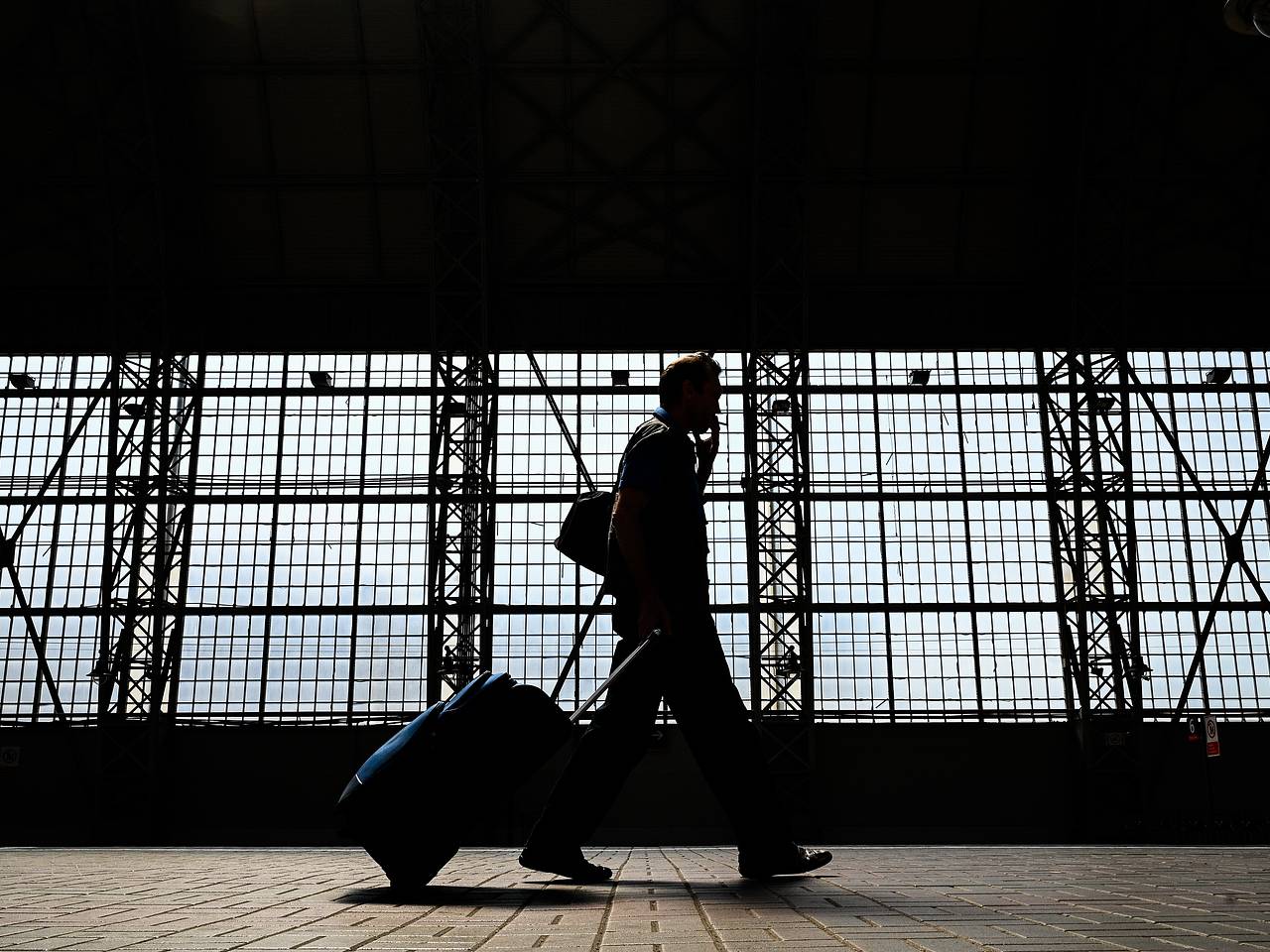 Семь пассажирских поездов задержались в России из-за снегопада