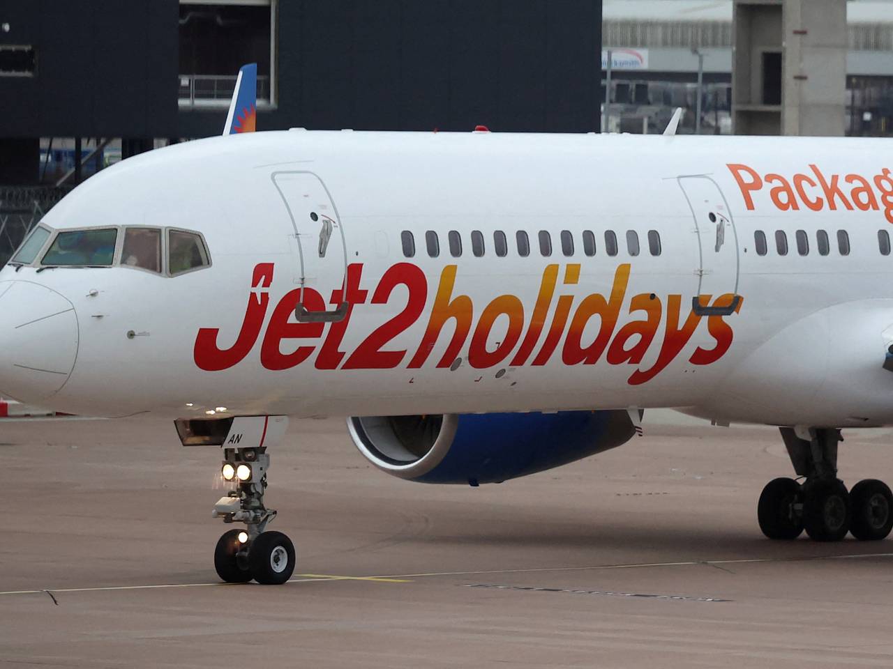 Инженер упал с самолета в аэропорту Европы и остался с переломами рук и ног