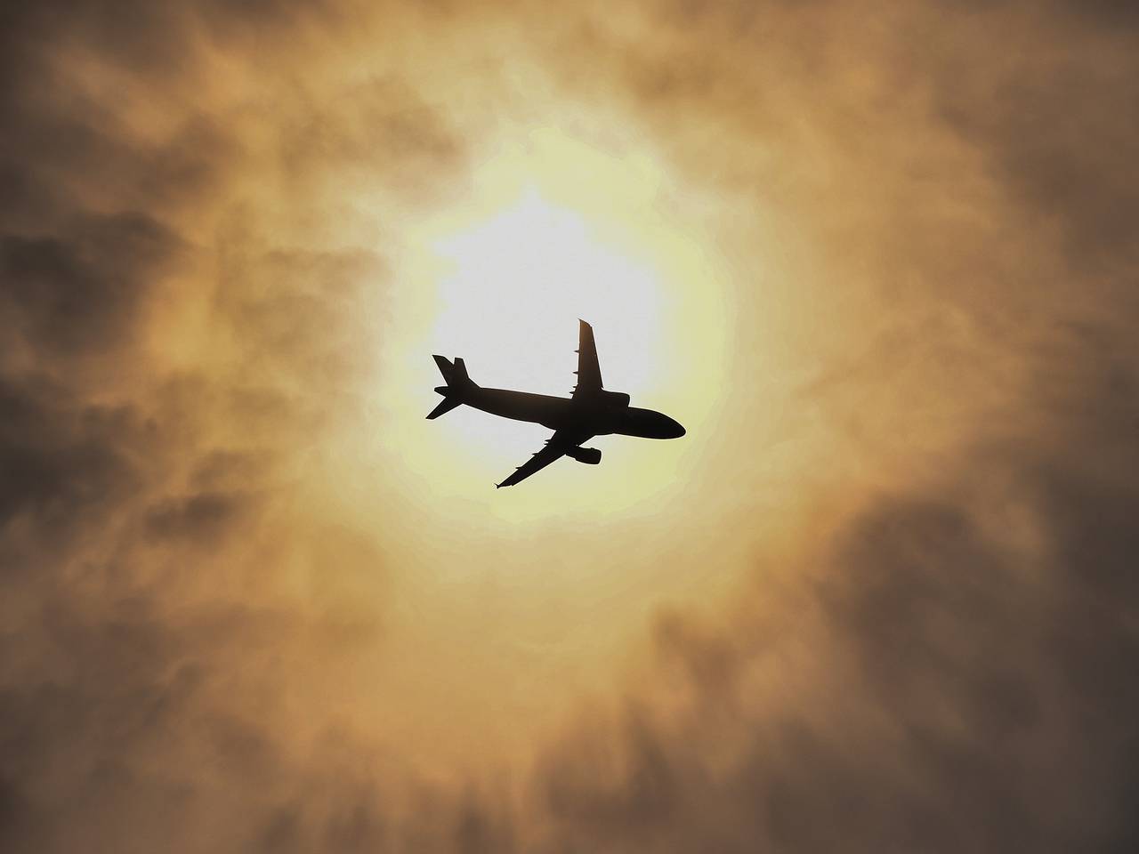 Летевший в Таиланд самолет изменил курс из-за неадекватного поведения пассажирки