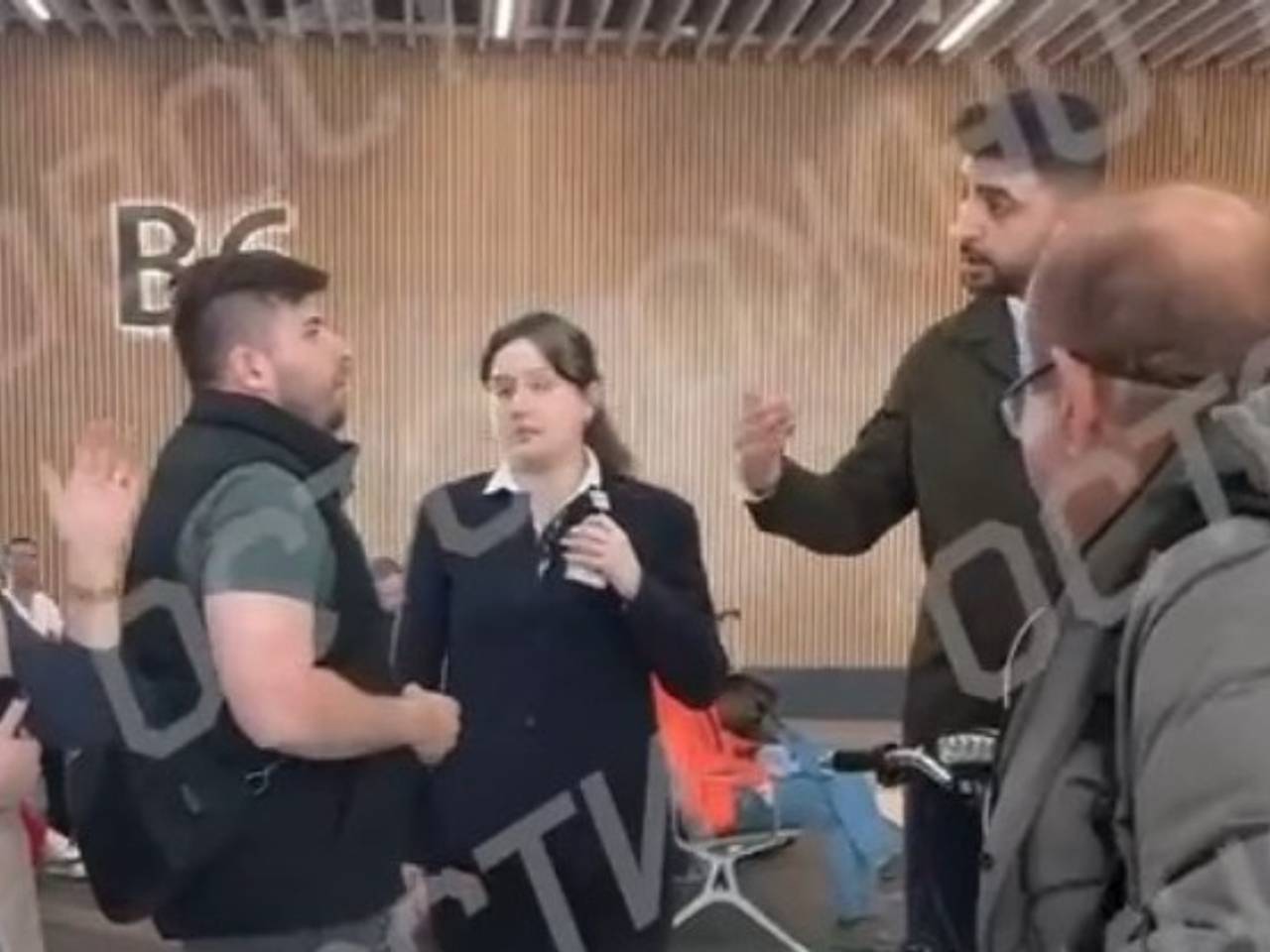 Застрявшие в аэропорту Турции россияне устроили бунт с криками «хотим домой»