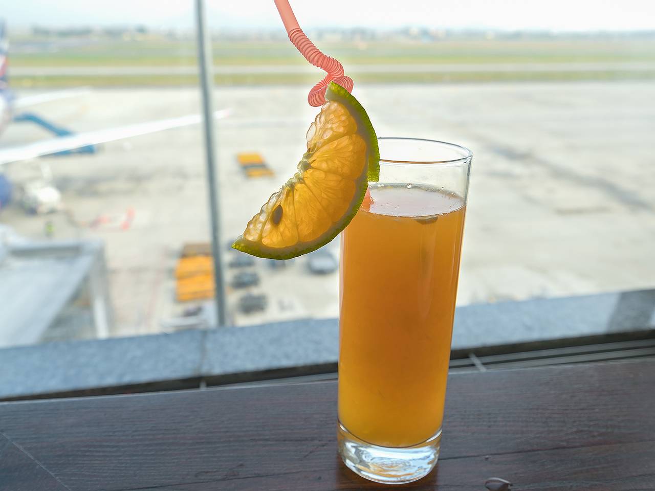 Турист подсыпал снотворное в напиток мужчины на рейсе до страны Азии