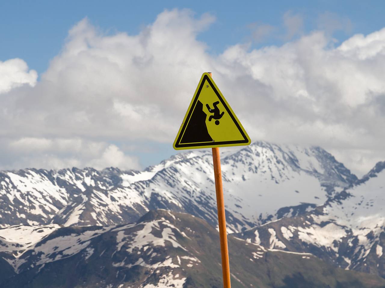 Троих попавших под лавину в Бурятии туристов обнаружили живыми