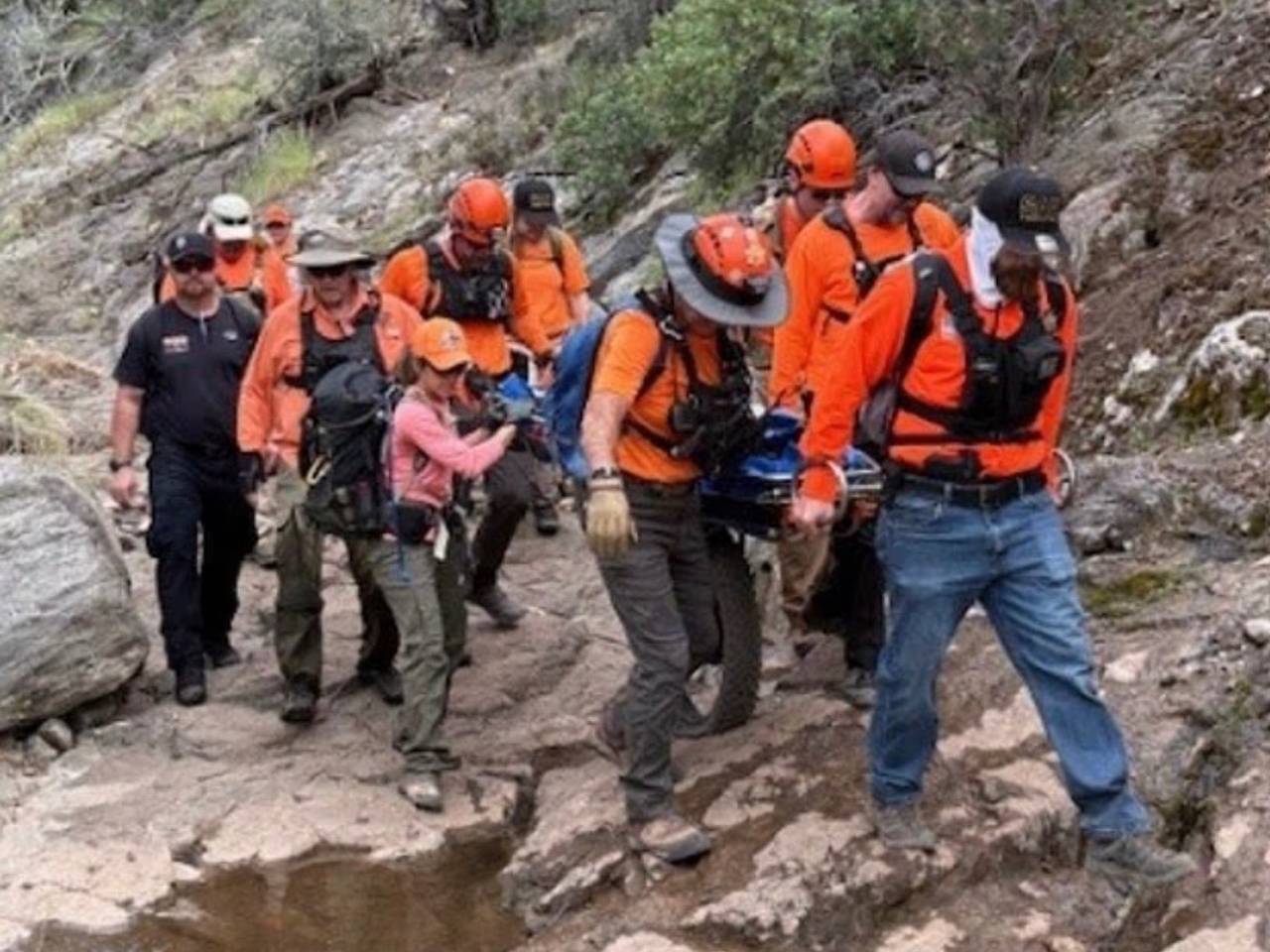 Турист спрыгнул с водопада на глазах у группы, показал большой палец и ушел под воду
