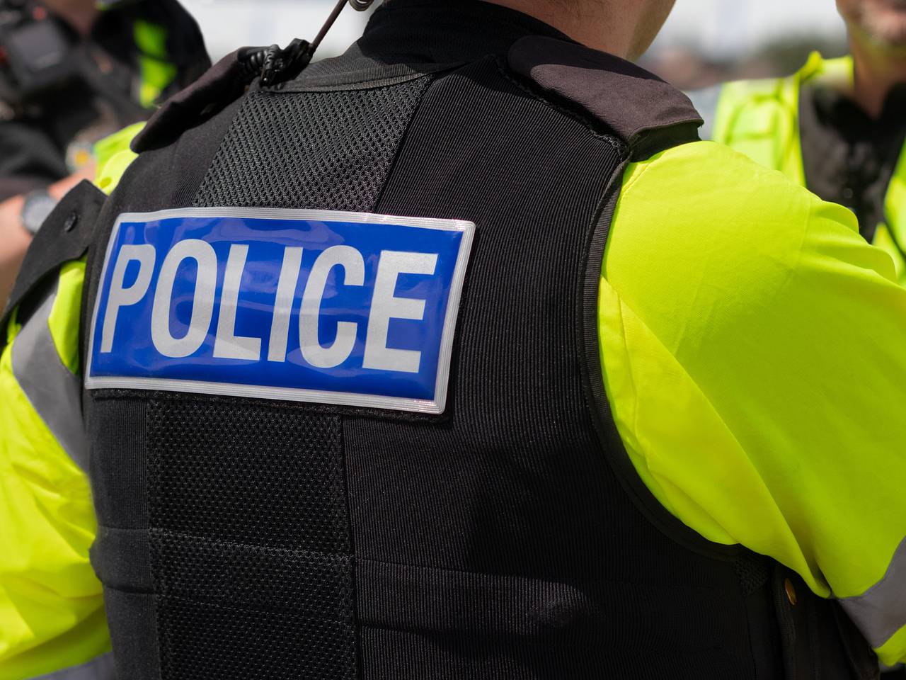 Мужчина подошел к гуляющей по пляжу женщине, потрогал ее интимные места и сбежал