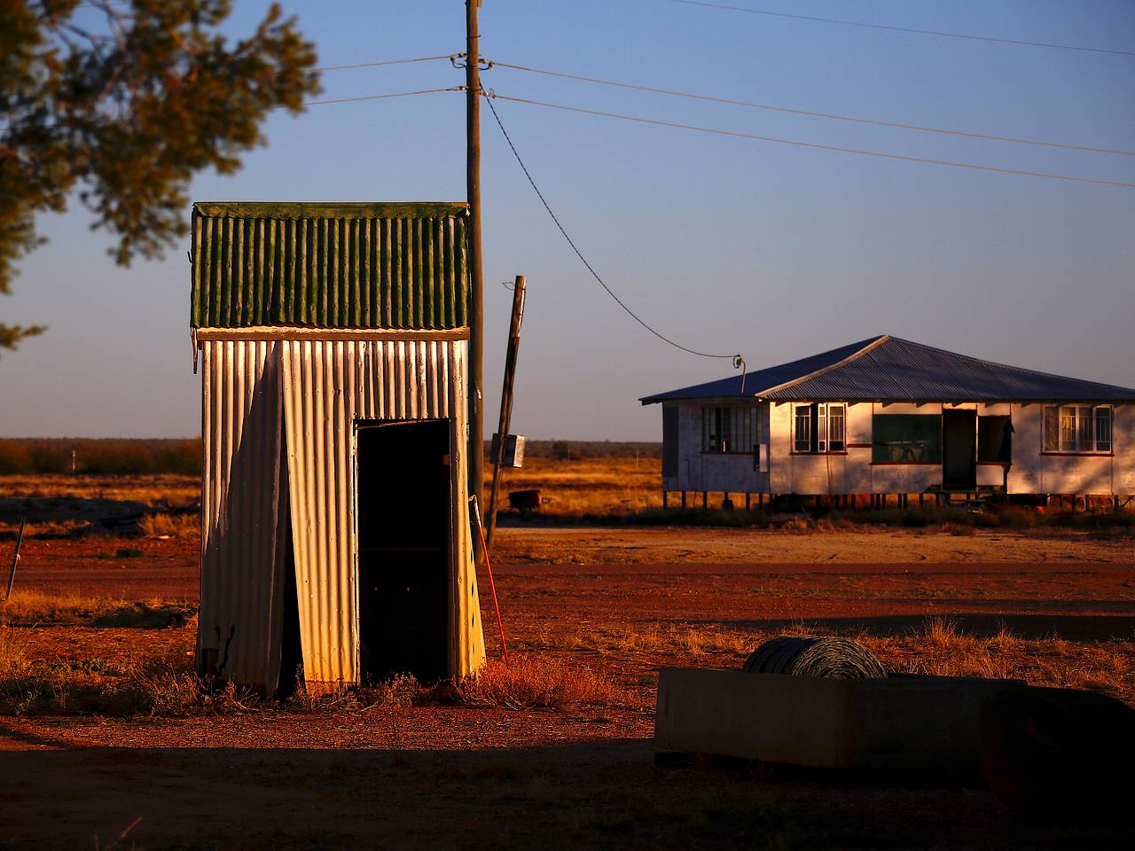 Туристка застряла на три часа в яме с фекалиями после обрушения сиденья туалета