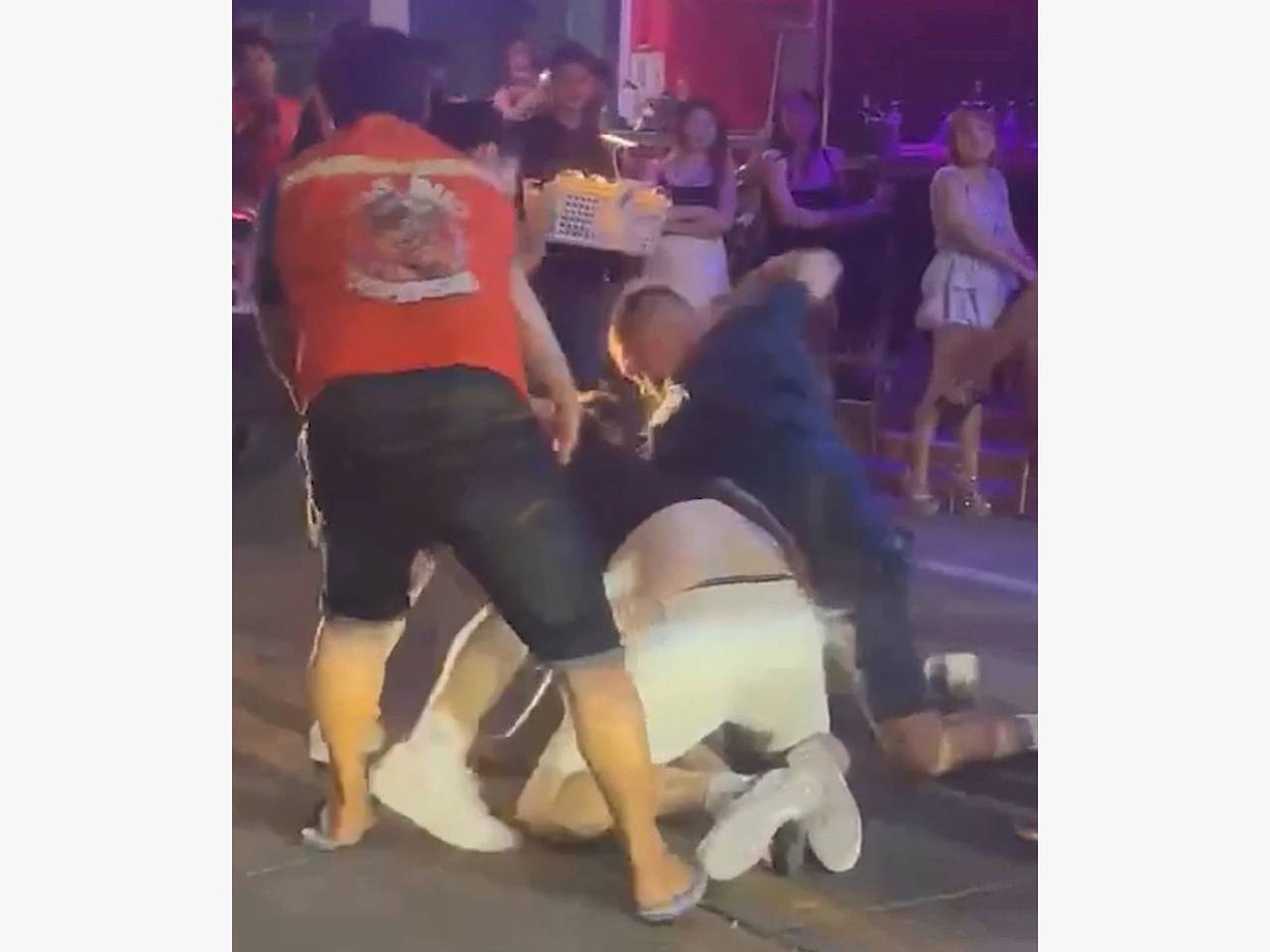 Британцы похвастались победой в мировых войнах и напали на немца в ночном клубе Таиланда