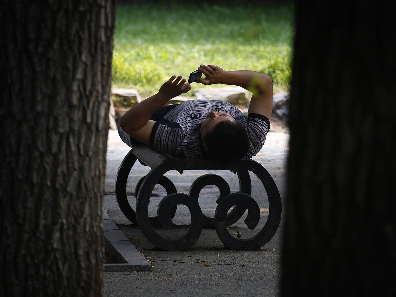 Отпуск российских мужчин в мае описали словами &laquo;предпочитают тюлений отдых&raquo;