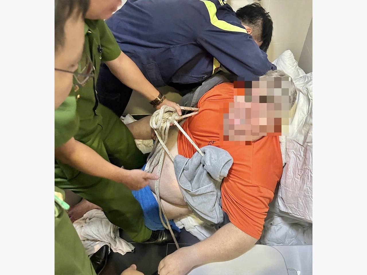 Спасатели три часа извлекали 300-килограммового туриста из ванной во Вьетнаме