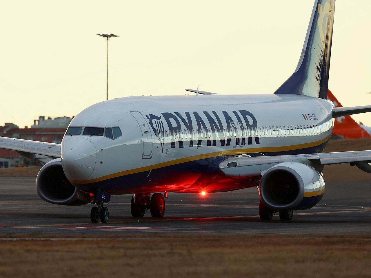 Пассажир схватил стюардессу за голову и притянул ее к своему паху во время рейса