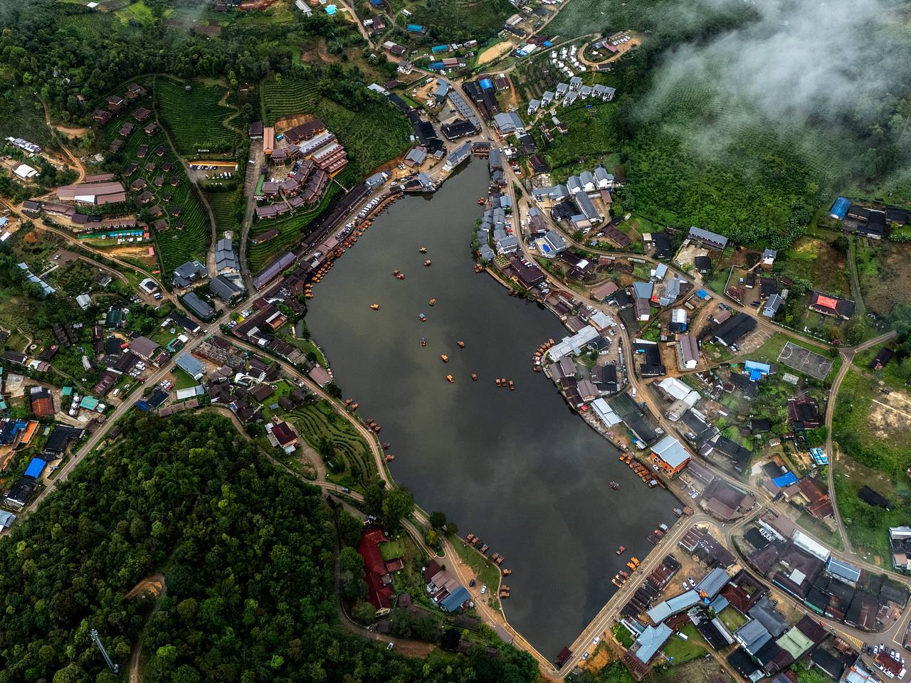 Машина наехала на туриста с коляской в Таиланде и попала на видео