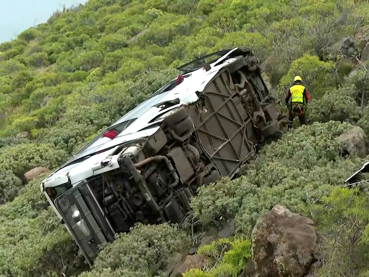 Автобус с туристами перевернулся и рухнул со склона на острове в Европе