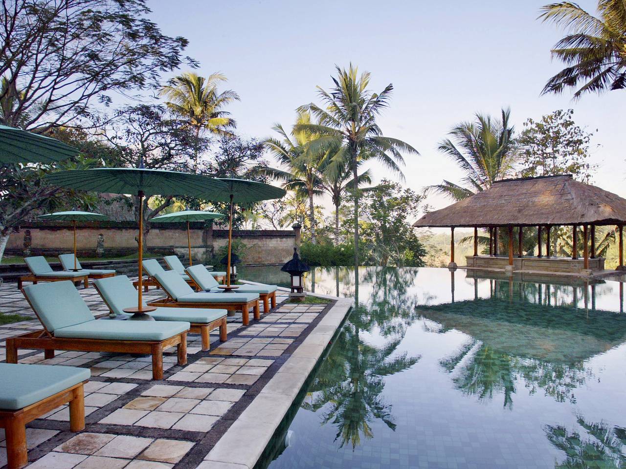 Мужчина приехал с женой на отдых на Бали и был найден бездыханным в бассейне