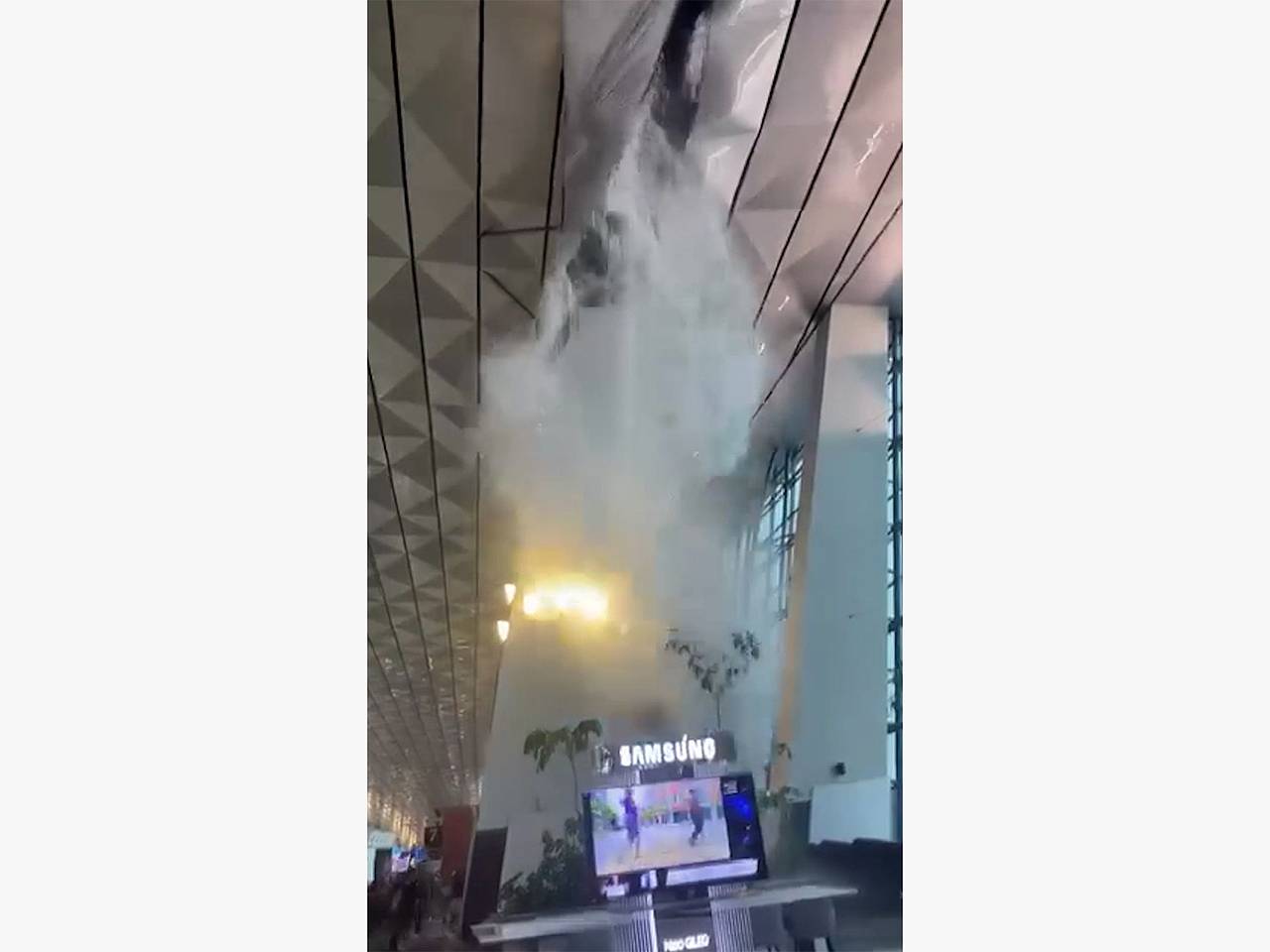 Обрушение потолка в аэропорту Индонезии попало на видео