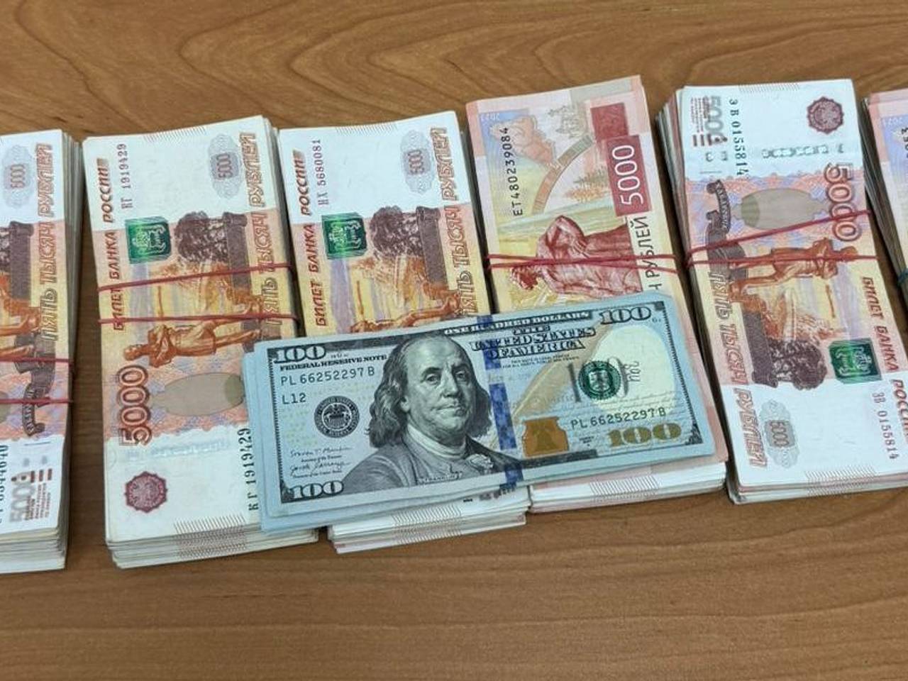 Пассажир набил сумку рублями и долларами и попытался улететь из России в Грузию