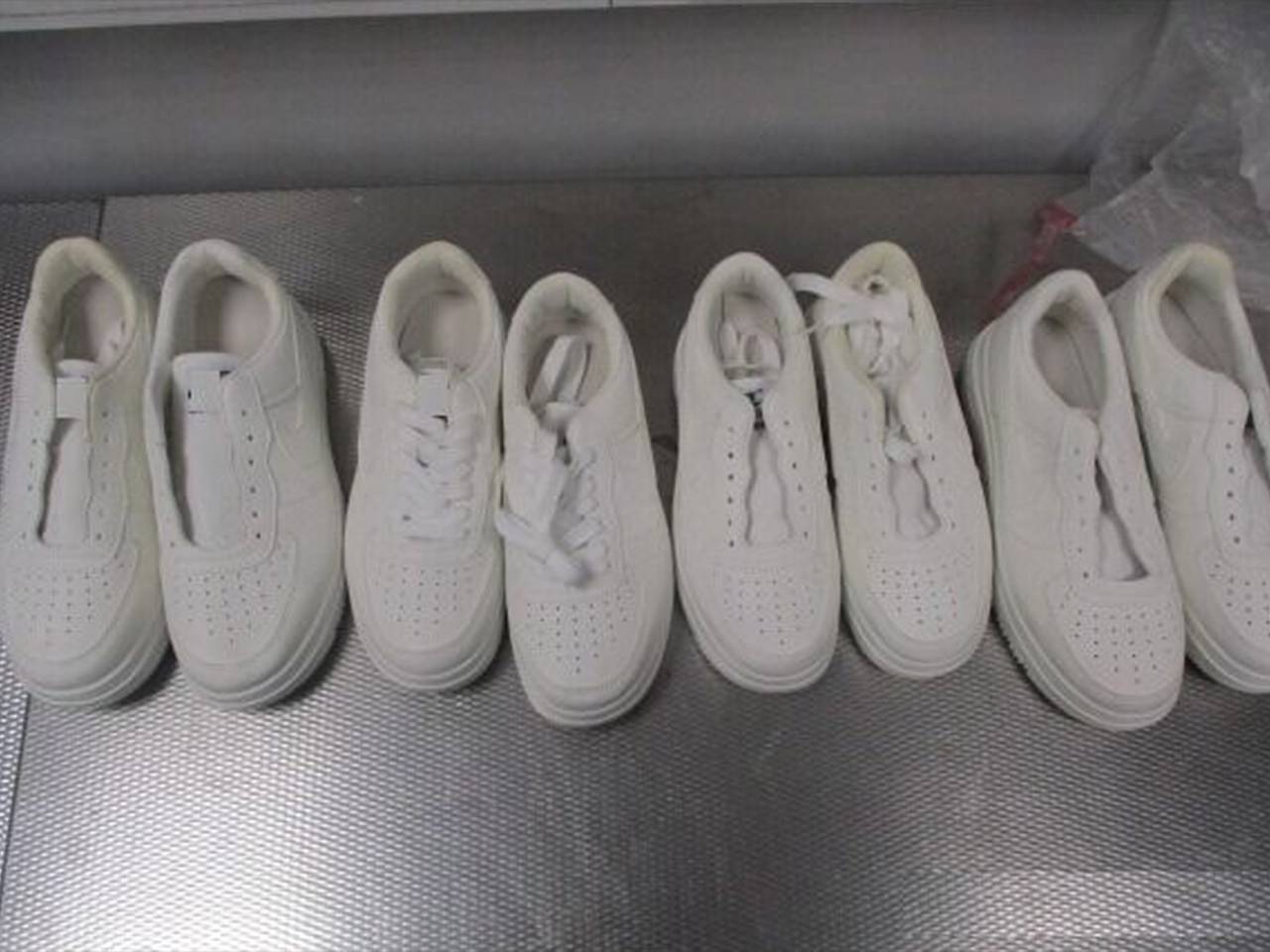 Вылетавшего из России мужчину задержали в аэропорту за кроссовки