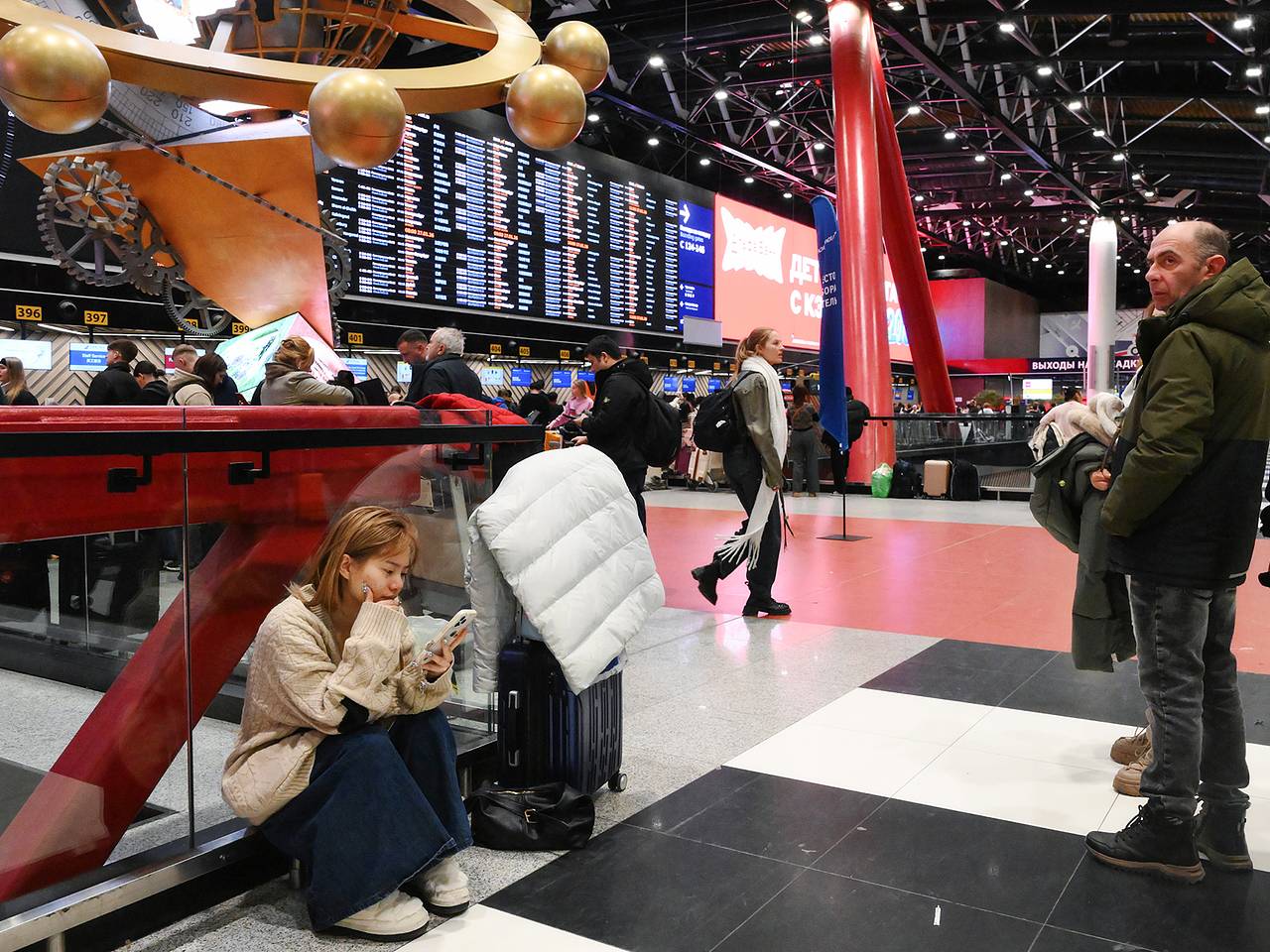 Пассажиры спали на полу без еды и воды в аэропорту России из-за задержек рейсов