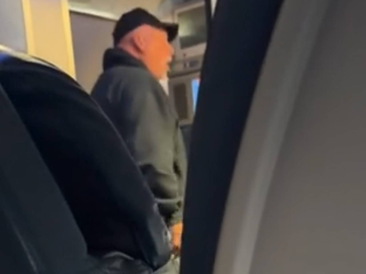 Разгневанный пассажир открыл дверь самолета со словами &laquo;я хочу выйти&raquo;