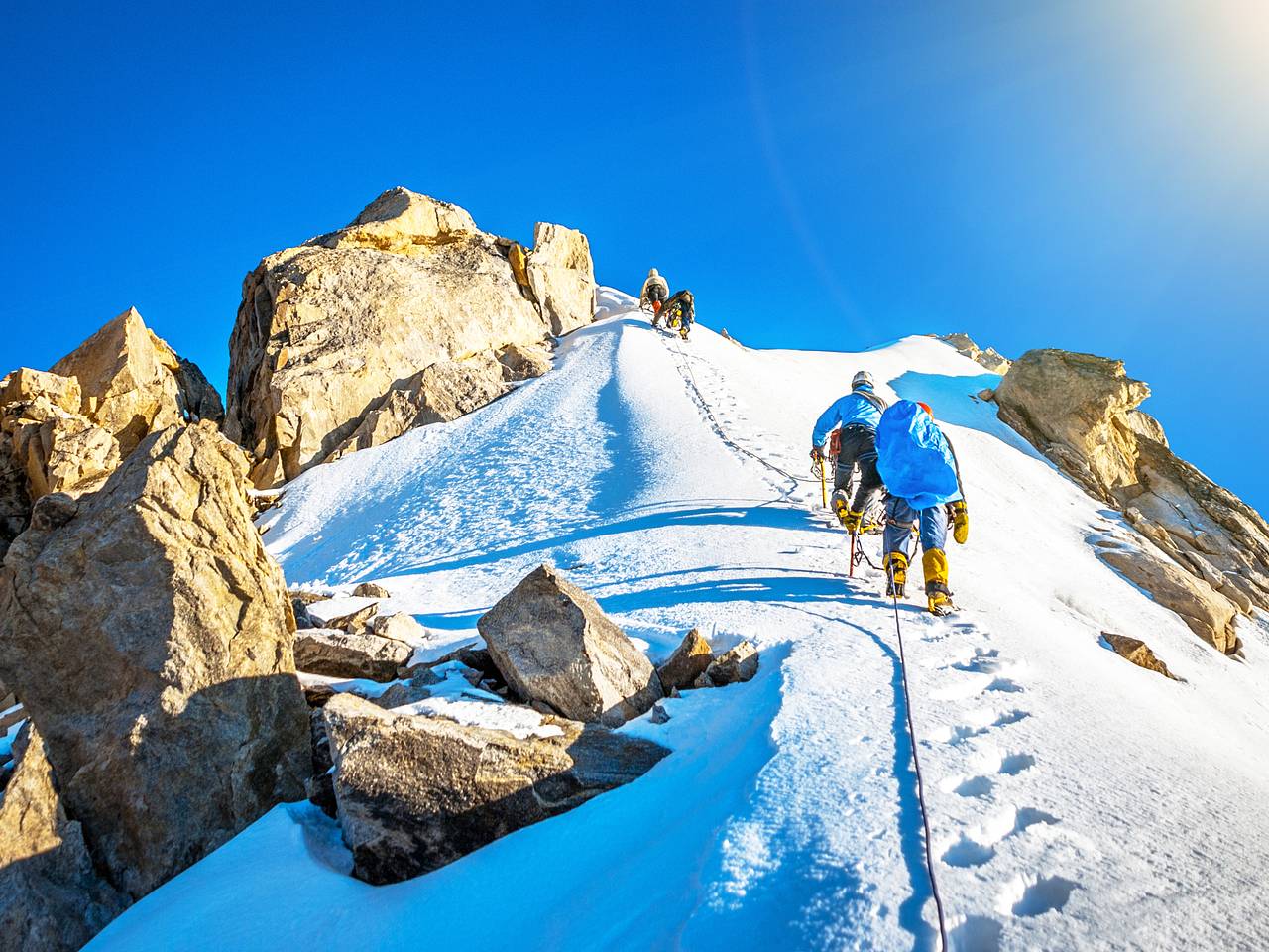 Симуляцию болезней для спуска с Эвереста объяснили словами &laquo;там по-другому не выживешь&raquo;