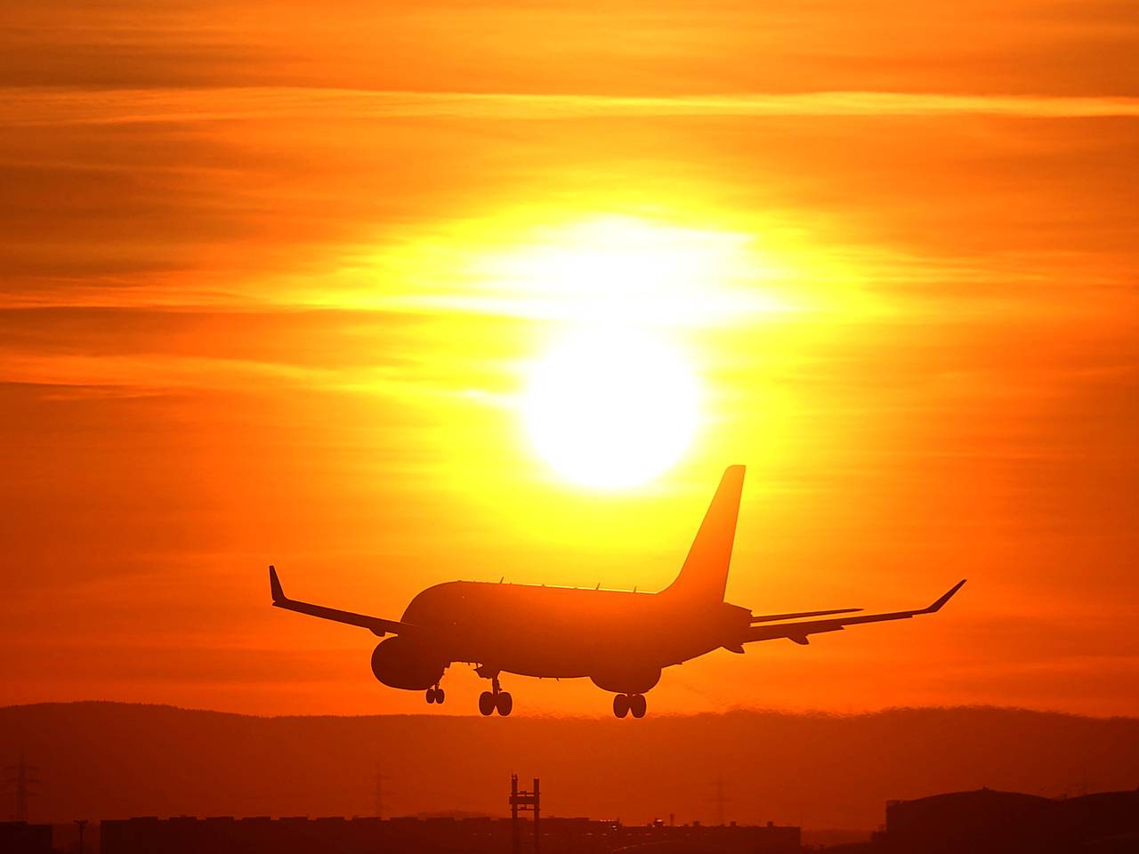 Пассажир пнул члена экипажа и укусил попутчика в самолете