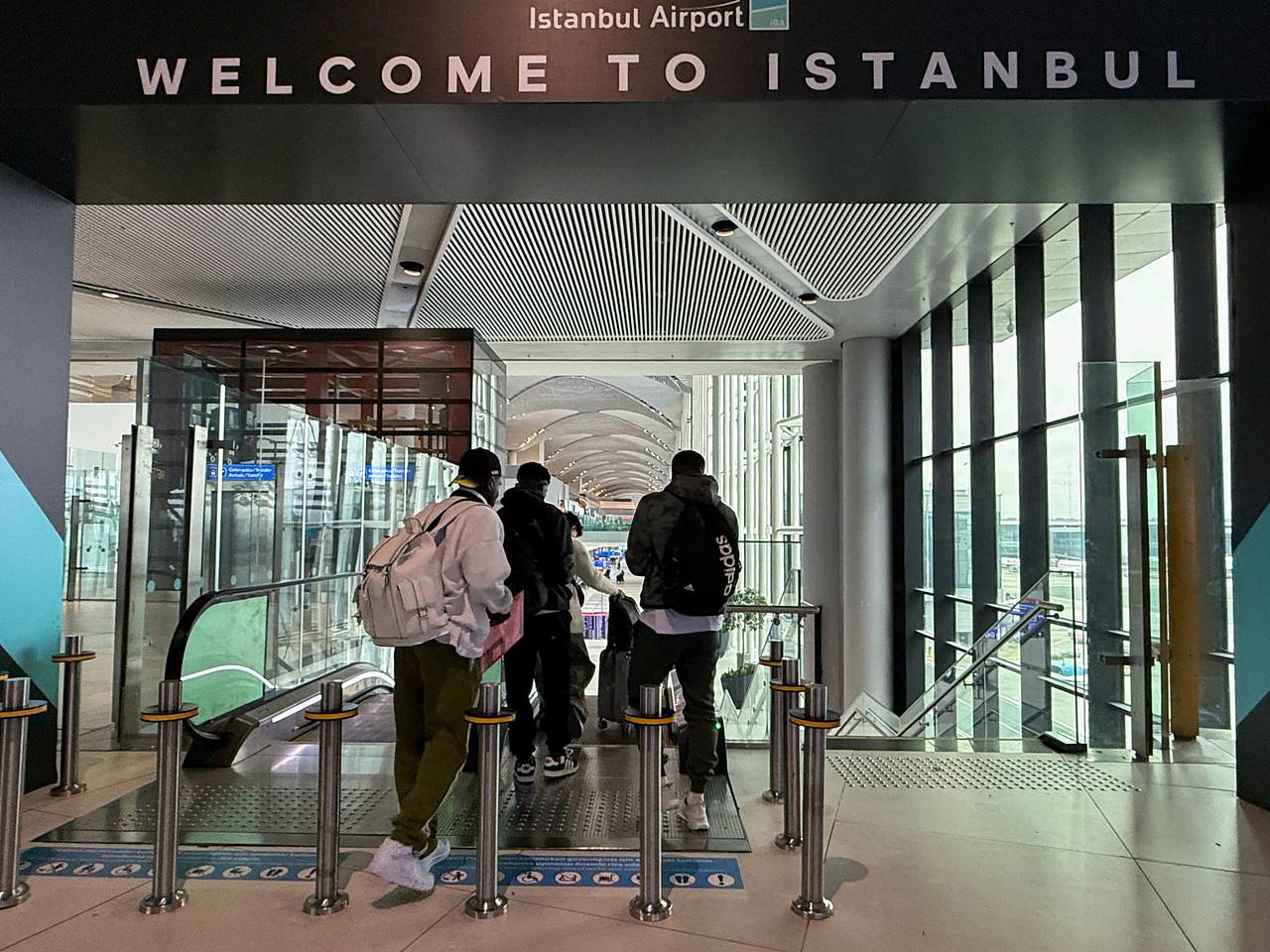 Аэропорт Стамбула опроверг сообщения о столкновении машины с самолетом с россиянами