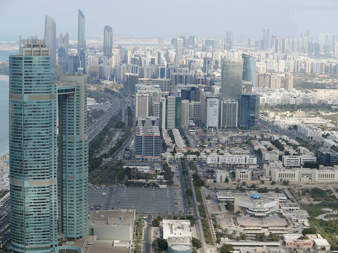 ОАЭ продлили частичное закрытие воздушного пространства