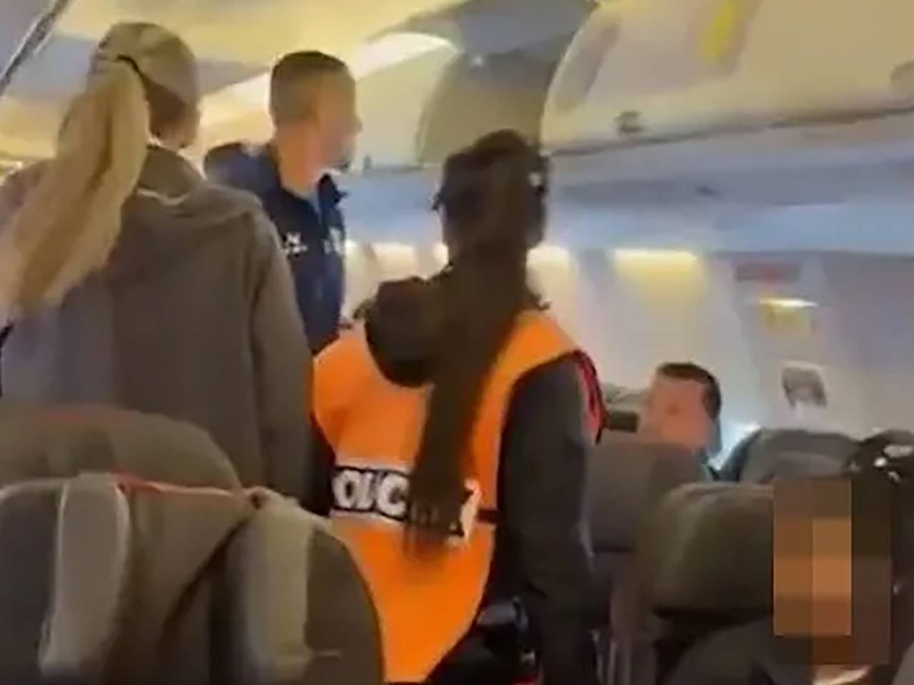 Профессиональный футболист пошутил о бомбе на борту, лишился рейса и попал на видео