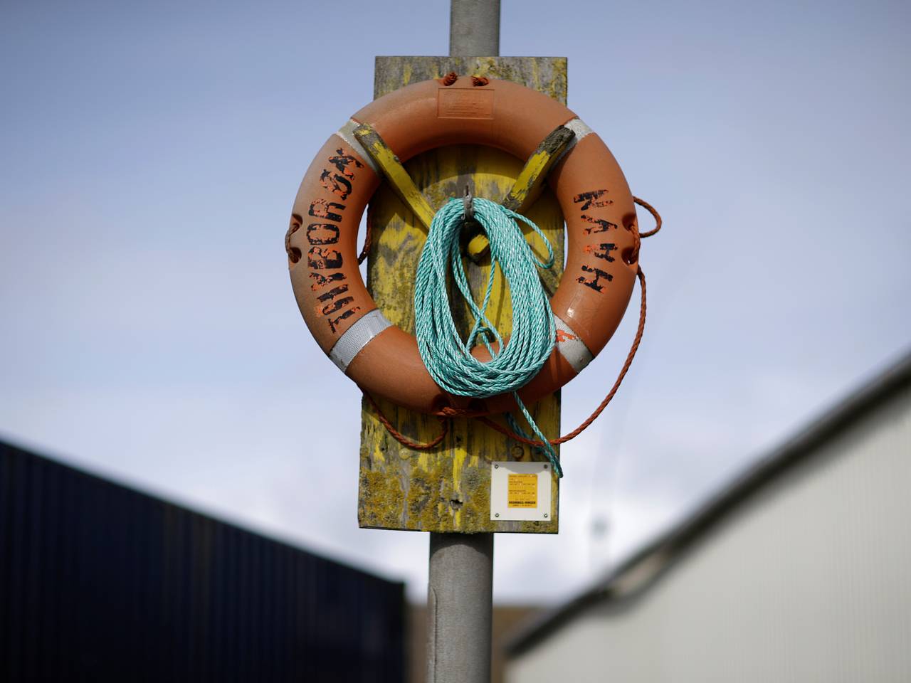 Отдыхавшая на пляже в США женщина спасла от утопления преступника