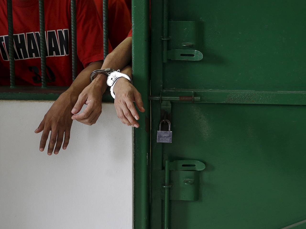 Туриста нашли бездыханным в ванной в тюрьме Индонезии