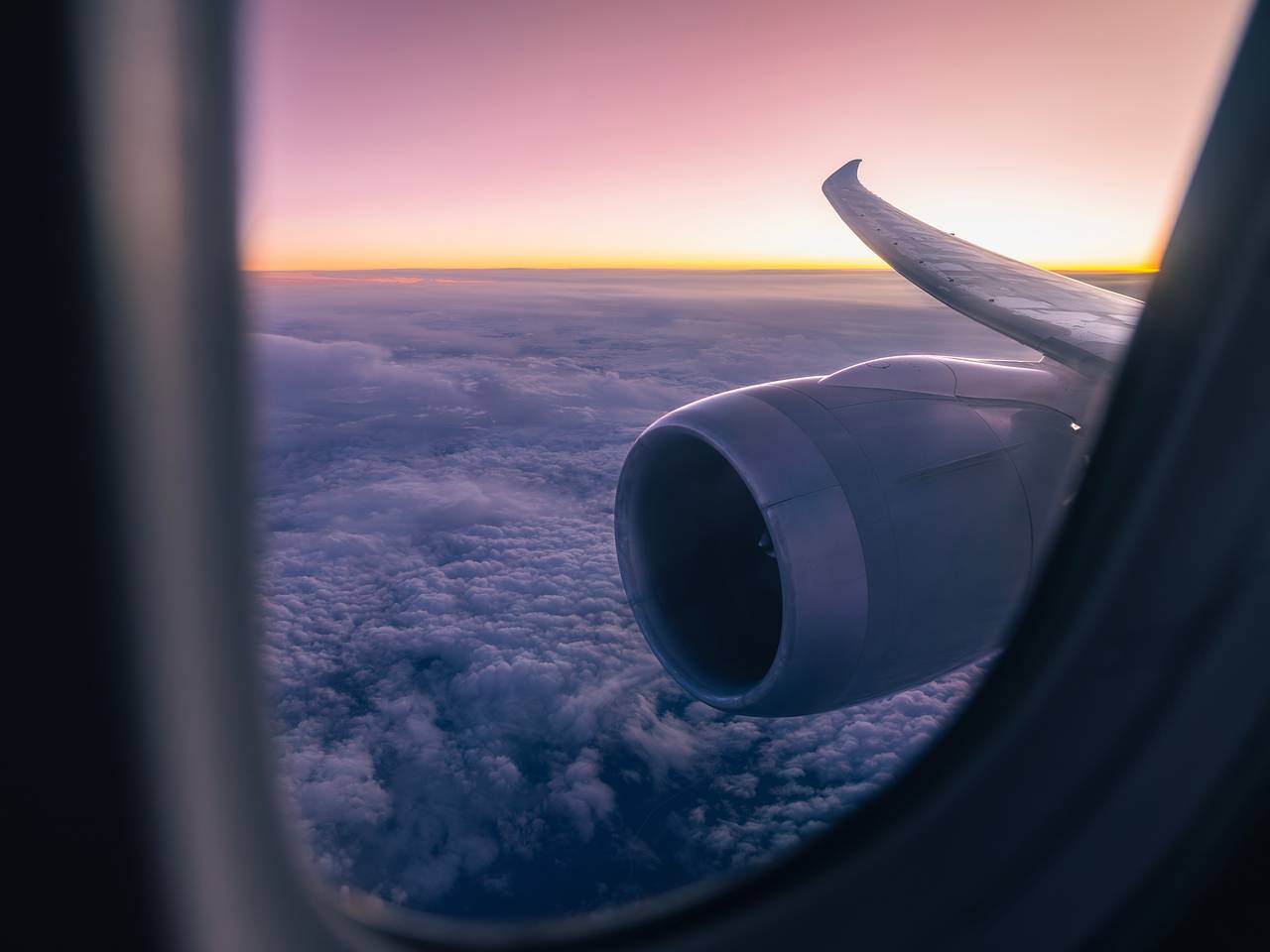 Двигатель самолета с двумя сотнями пассажиров загорелся во время разгона