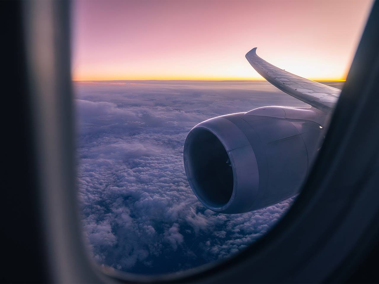 Российский самолет дважды задымился после взлета и вернулся в аэропорт