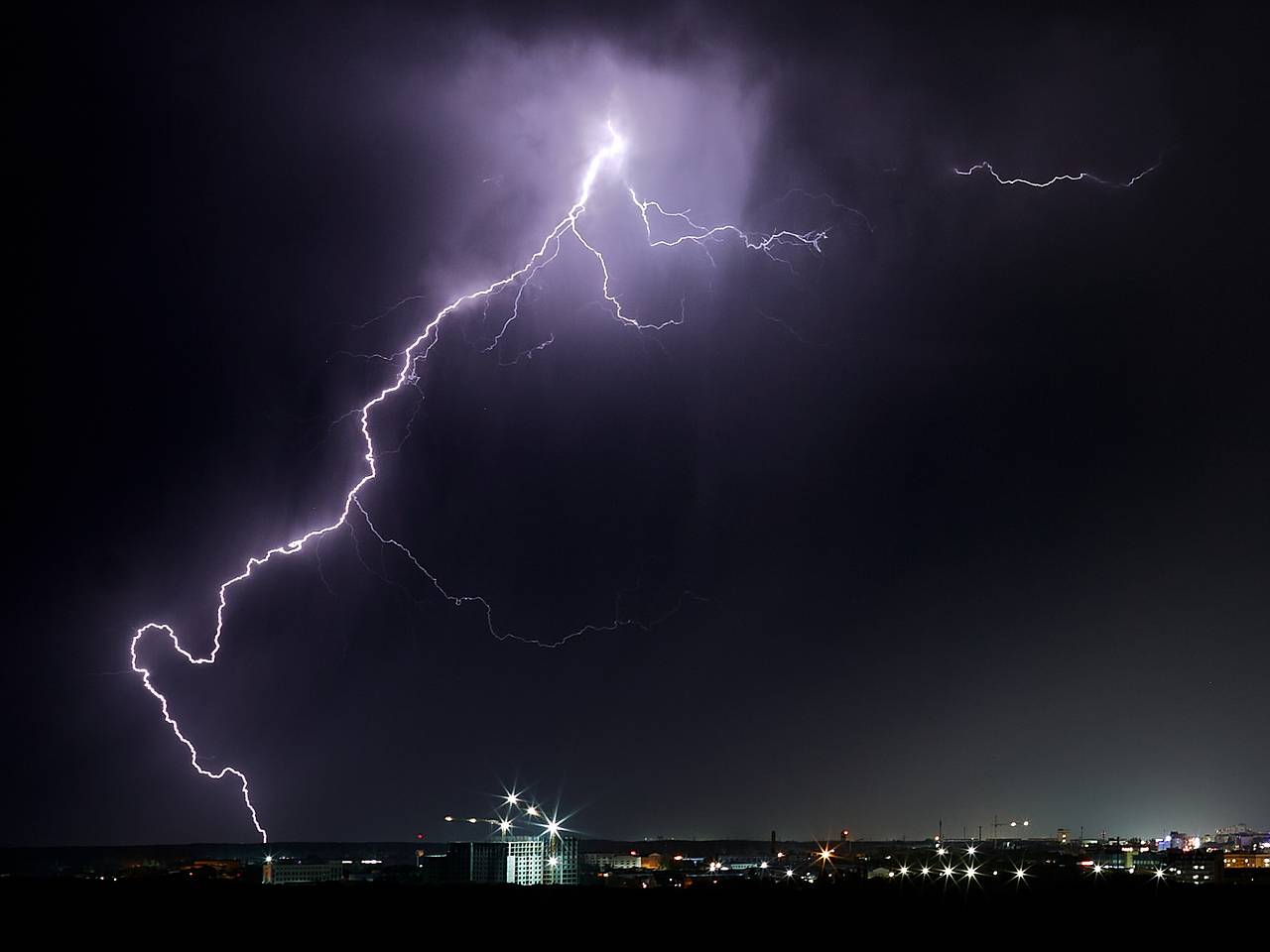 Молния пробила шесть отверстий в самолете с пассажирами над Сочи