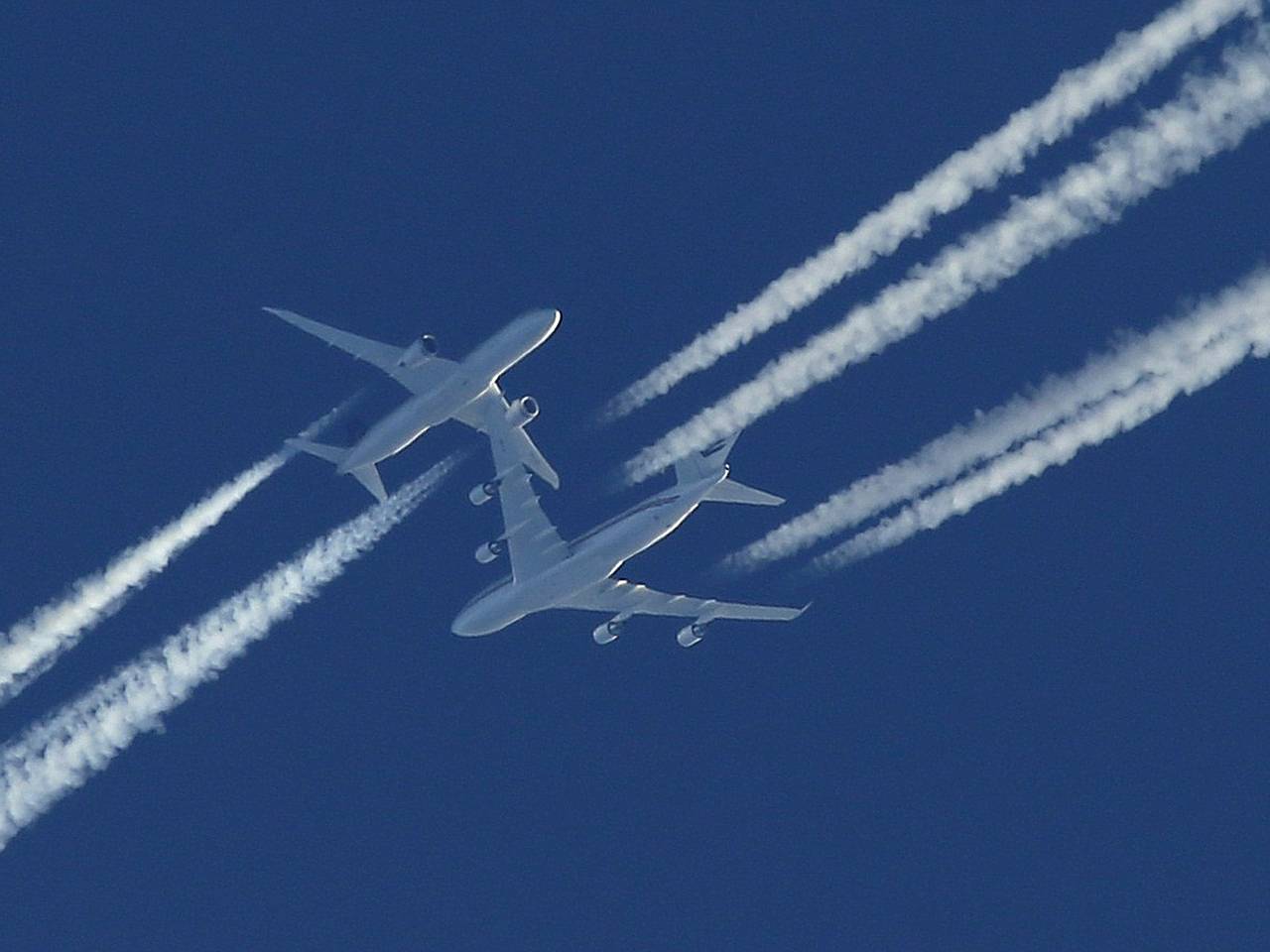 Переполненный пассажирский самолет прервал полет из-за неопытного пилота