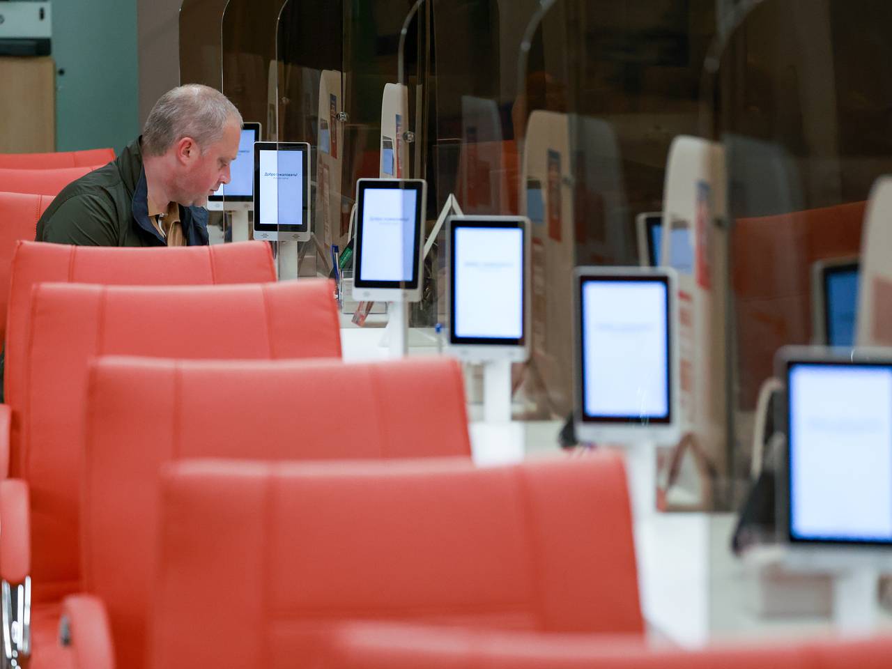 Россиянам стали медленнее выдавать загранпаспорта