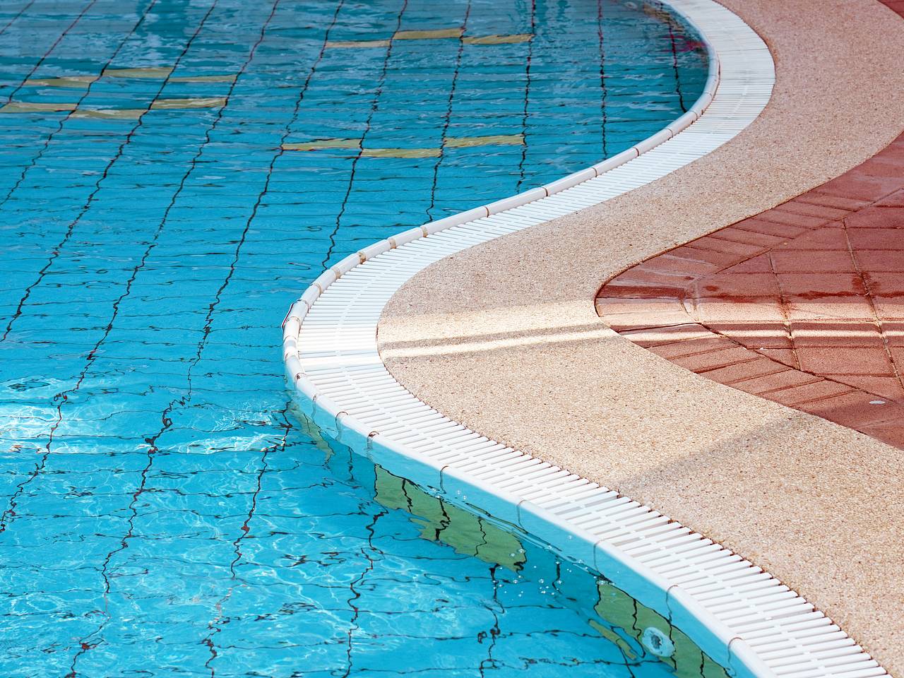 Двухлетний ребенок оказался в больнице после купания в бассейне на курорте