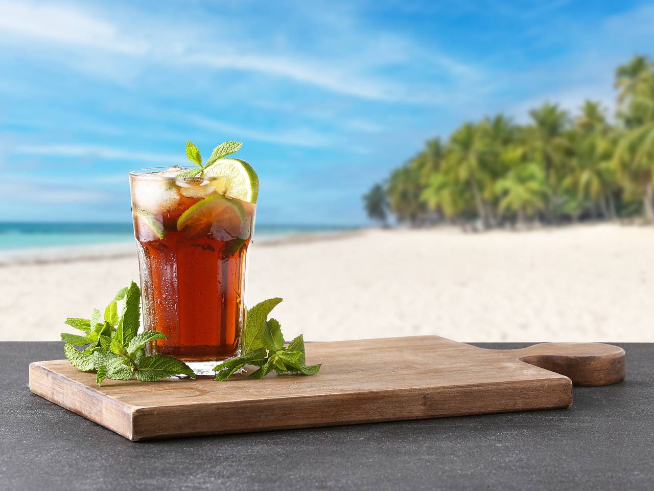 Россиянка описала жизнь на Кубе фразой &laquo;ром и сигары выдают по талонам даже новорожденным&raquo;