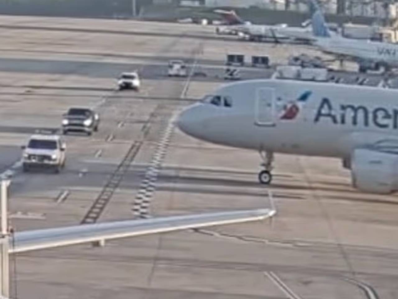 Два пикапа преградили путь выезжающему на взлетную полосу самолету и попали на видео