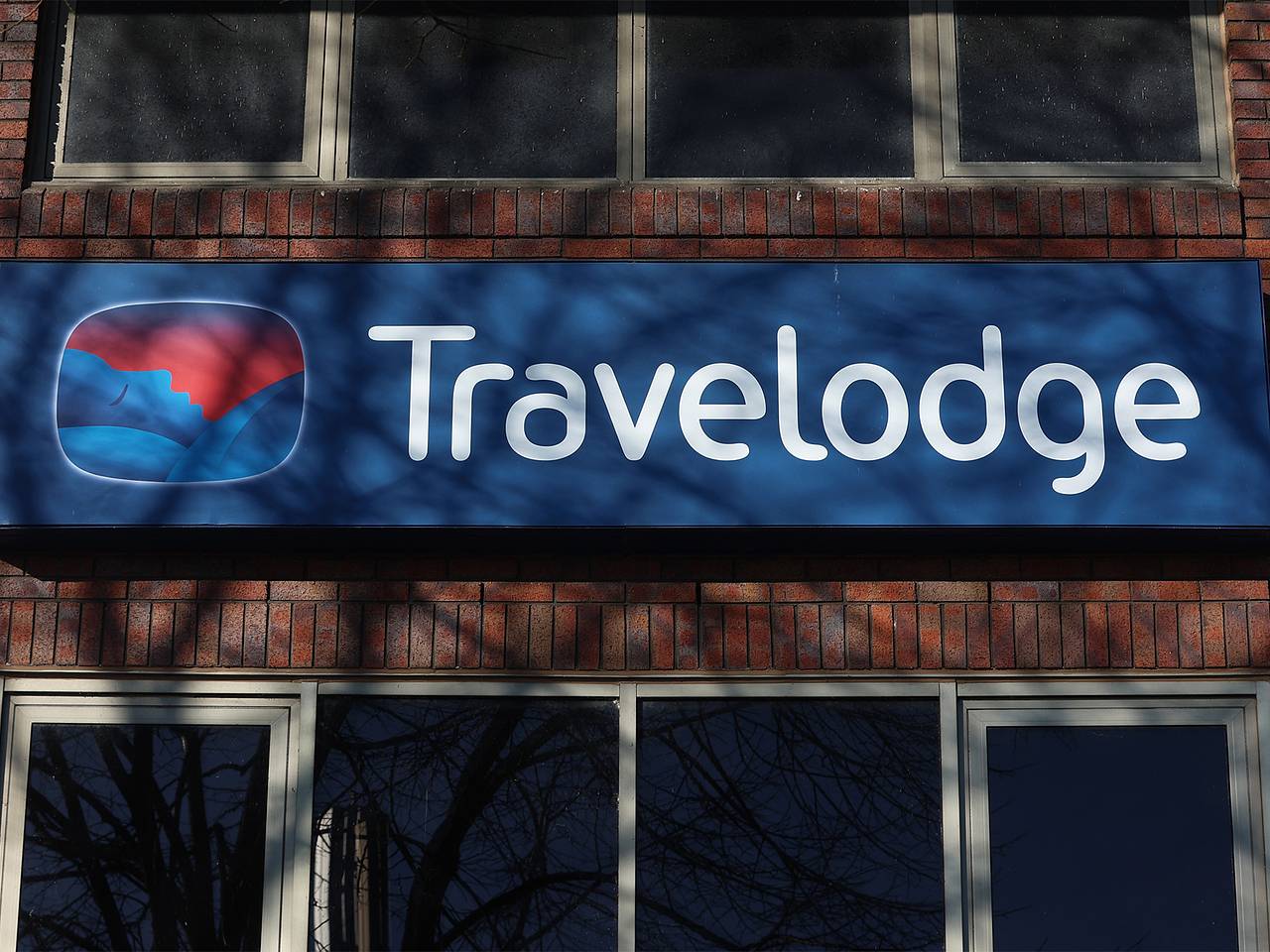 Голый мужчина долбился в дверь постоялицы отеля в Европе и мастурбировал