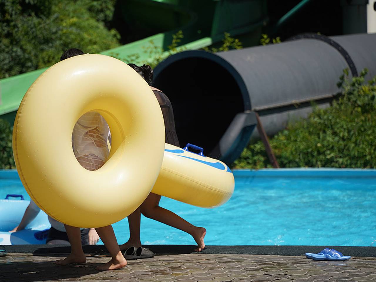Туристы упали с надувного круга в аквапарке и сломали позвоночники