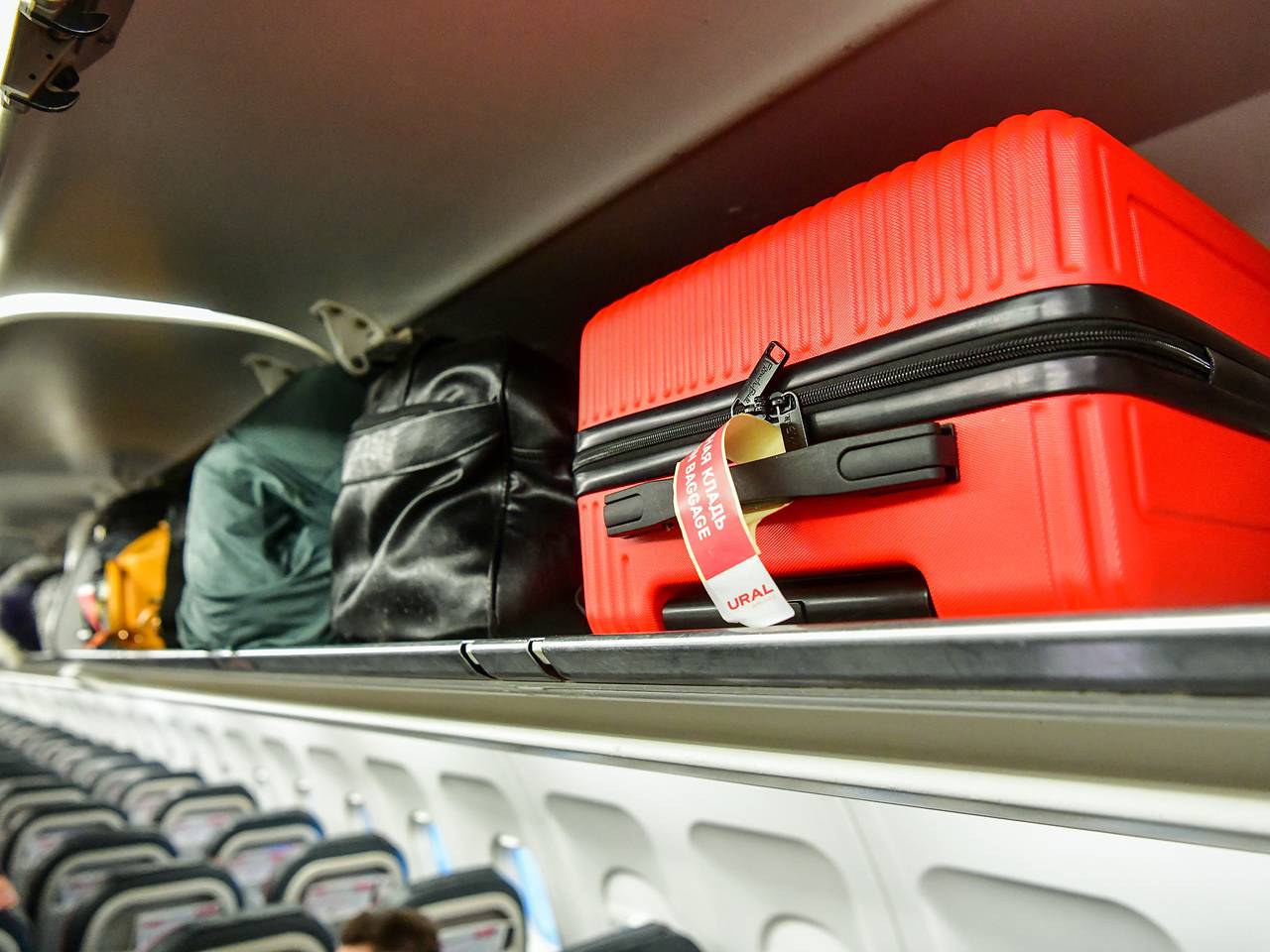 Россиян предупредили о последствиях лайфхака для обхода норм ручной клади в самолете