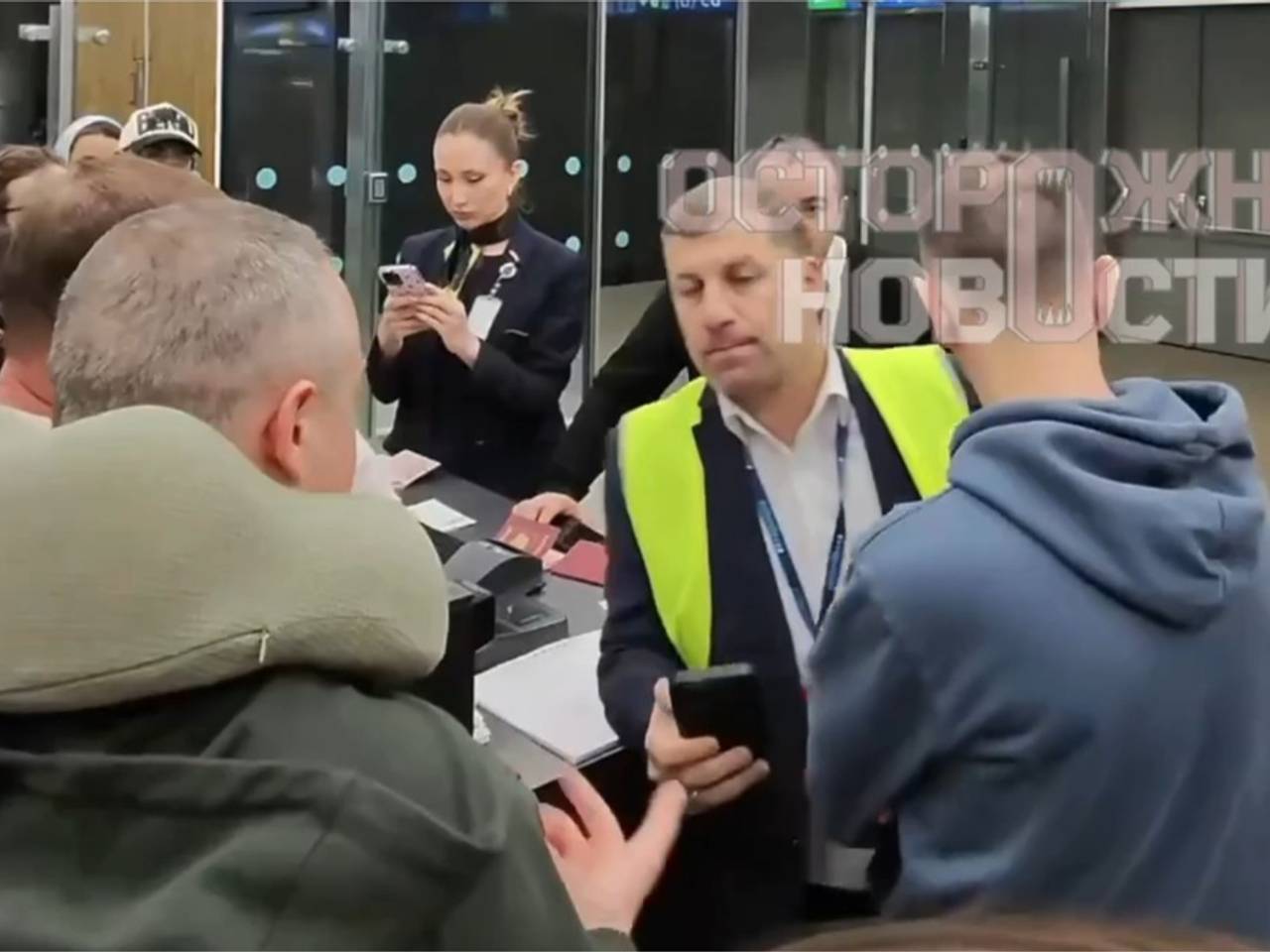 Машина врезалась в российский самолет в аэропорту Турции