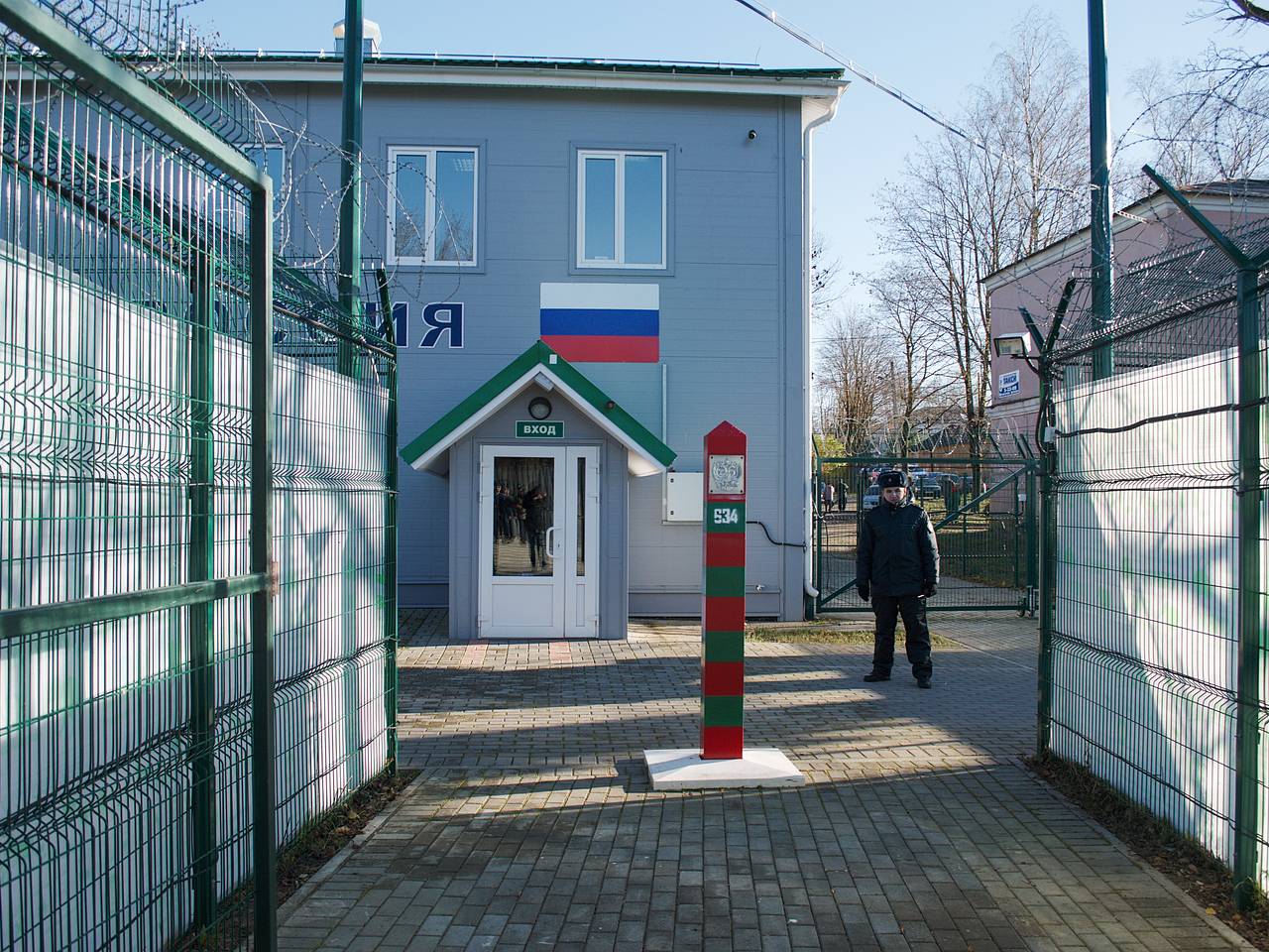 Эстонцы выстроились в очередь на границе с Россией перед 9 Мая