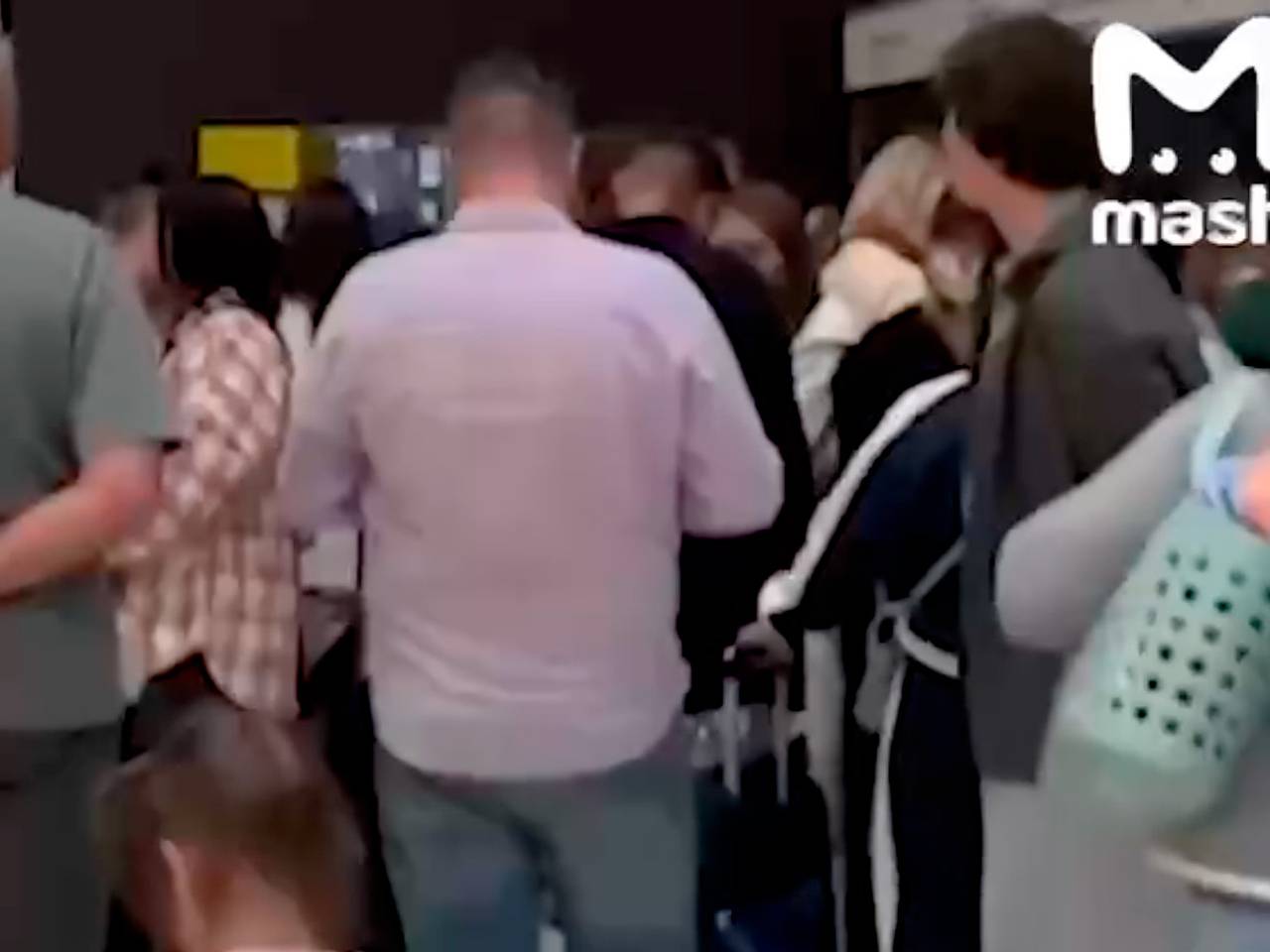 Сотни россиян застряли на вылете в Турцию