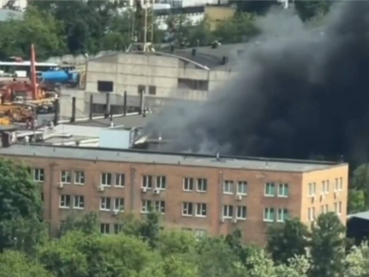 Охваченный огнем хостел в Москве попал на видео