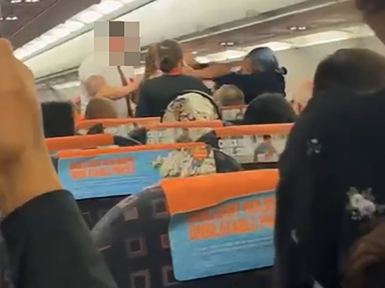 Пассажирка самолета напилась, плюнула в лицо попутчику и попала на видео