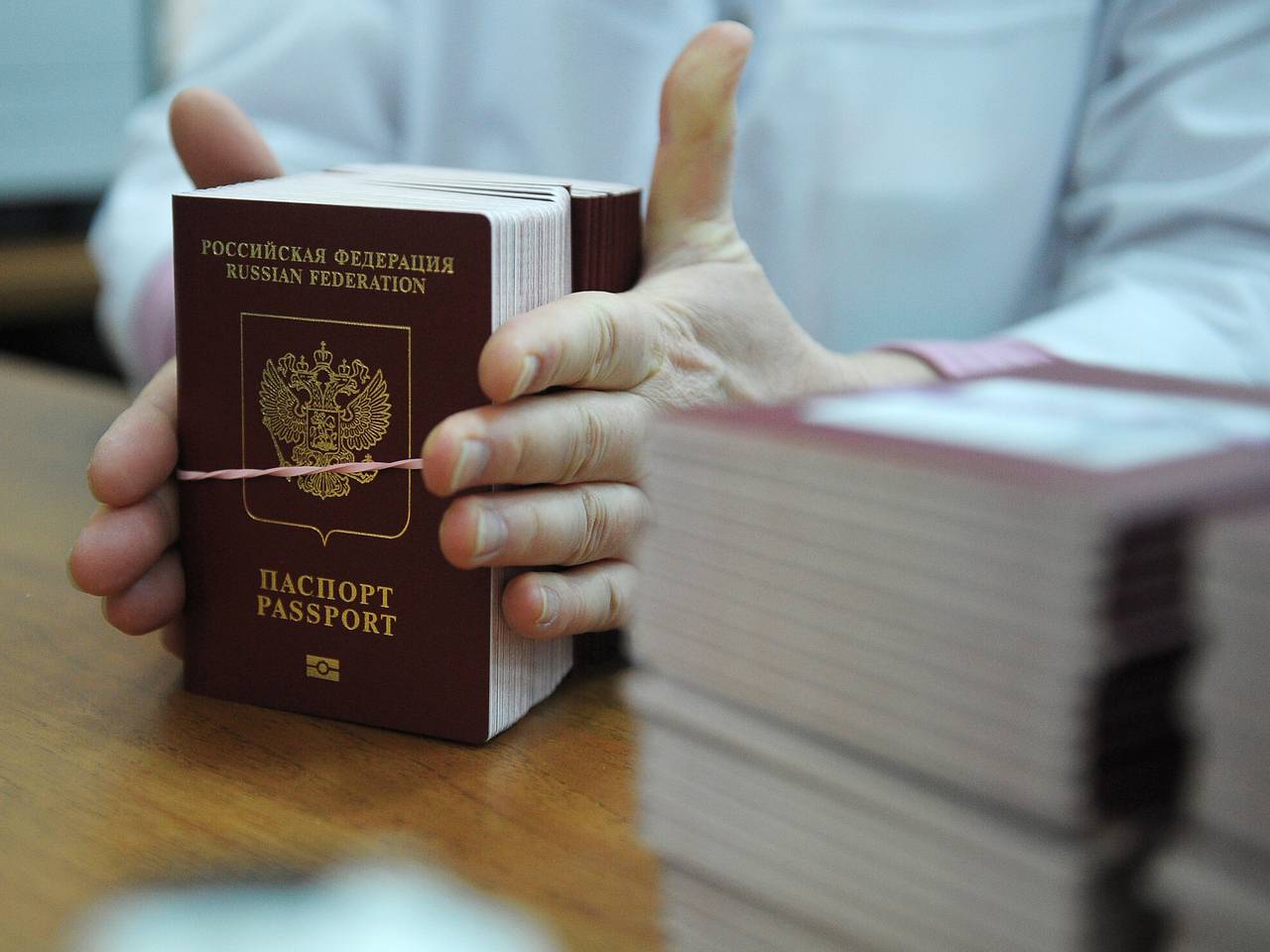 Названы не принимающие пятилетние российские загранпаспорта страны