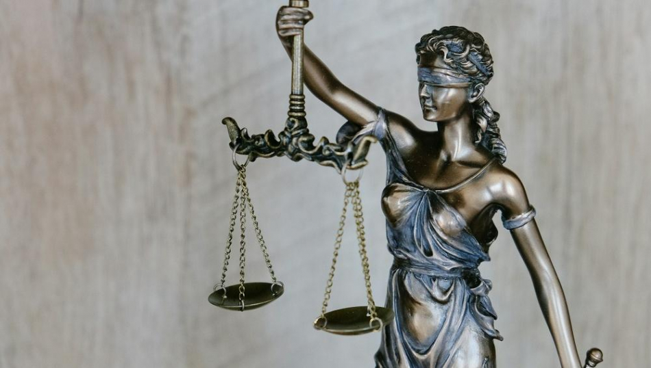 Лишняя буква &laquo;е&raquo; в загранпаспорте туристки обойдется МВД почти в 270 тыс. руб.