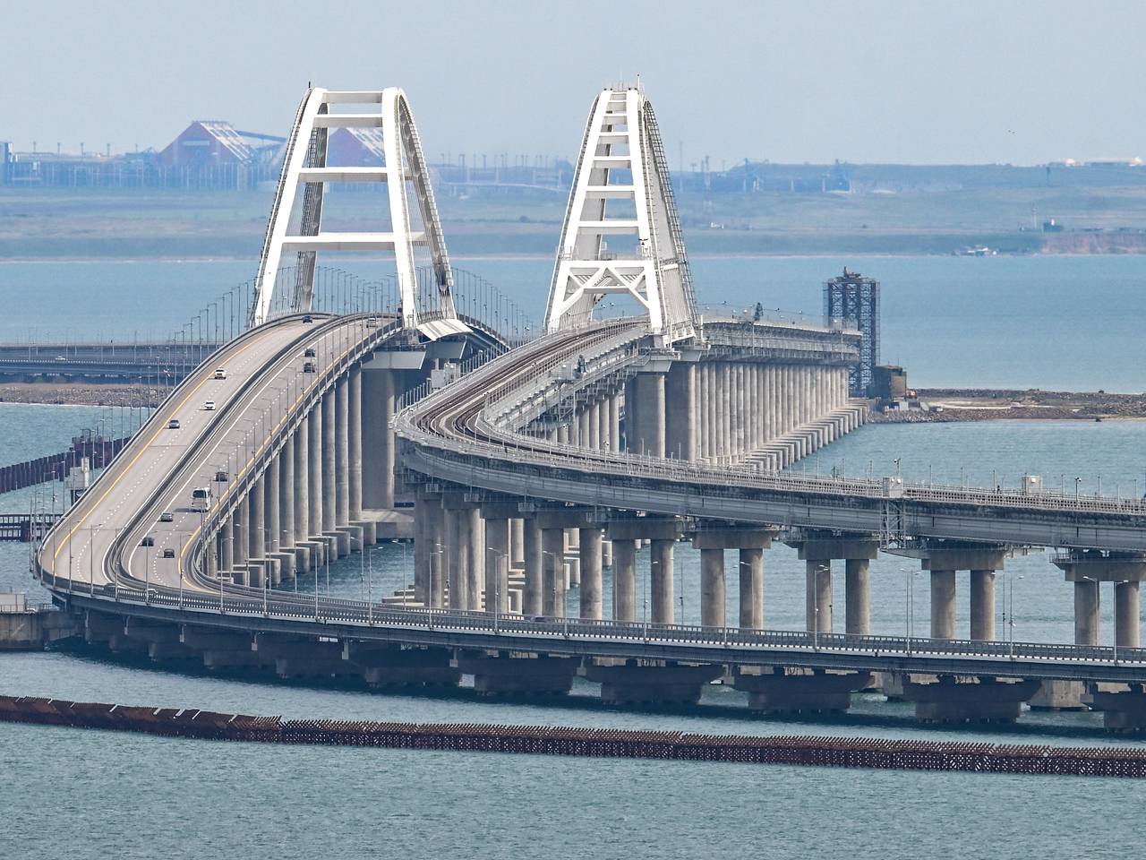 Крымский мост открыли для проезда автомобилей