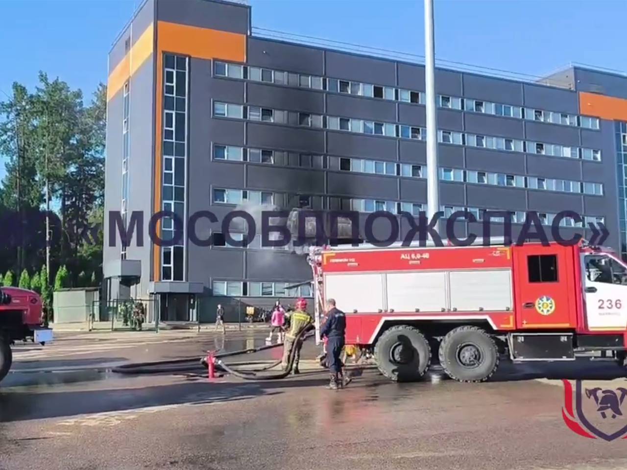 Хостел с сотнями людей внутри загорелся в Подмосковье