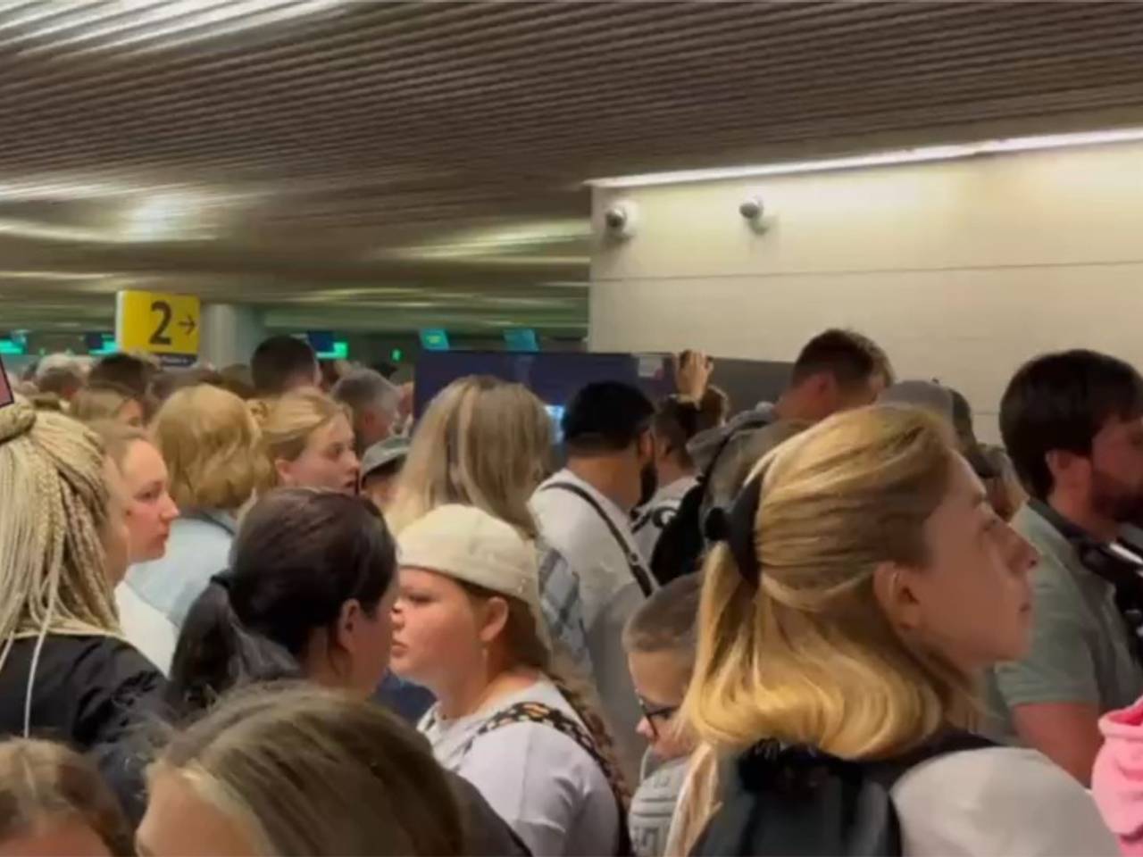 Огромная очередь на паспортном контроле в аэропорту Москвы попала на видео