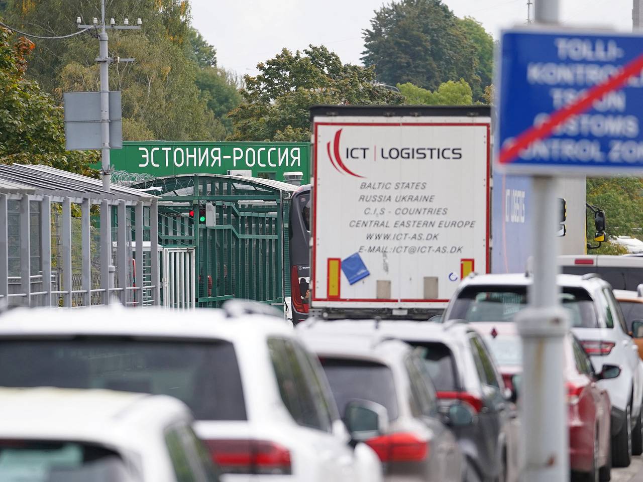 Желающим въехать в Россию европейцам предрекли сутки ожидания на границе с Эстонией